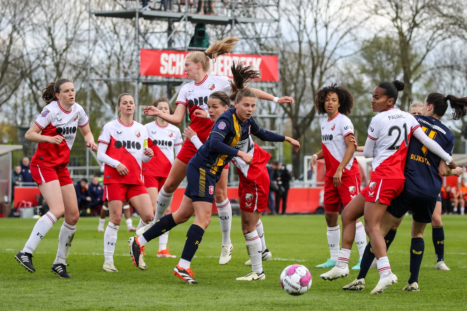 FC Twente stelt titelfeest uit, AZ-keeper Liefting dankbaar voor steun