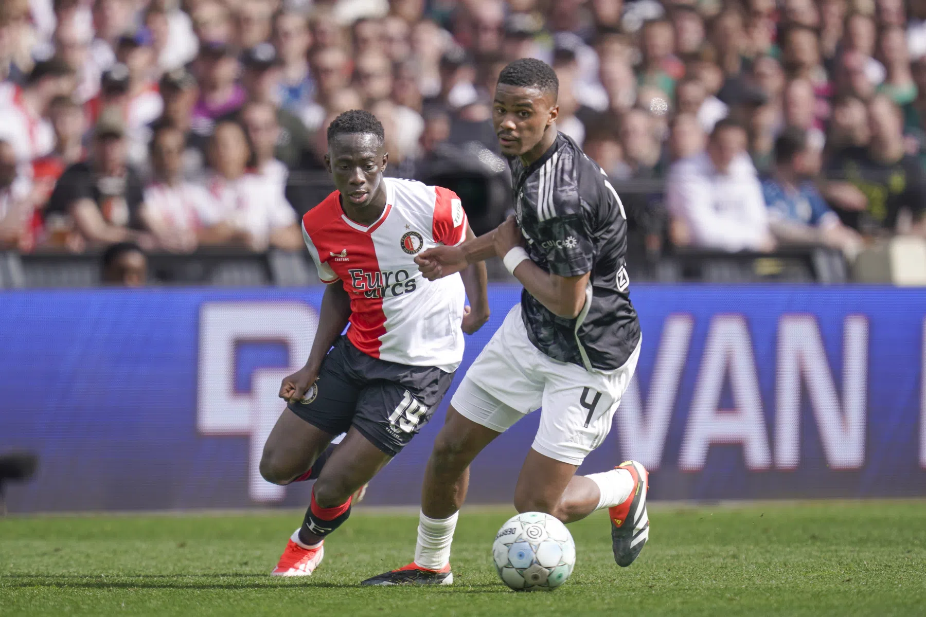 Minteh via Newcastle terug naar Feyenoord