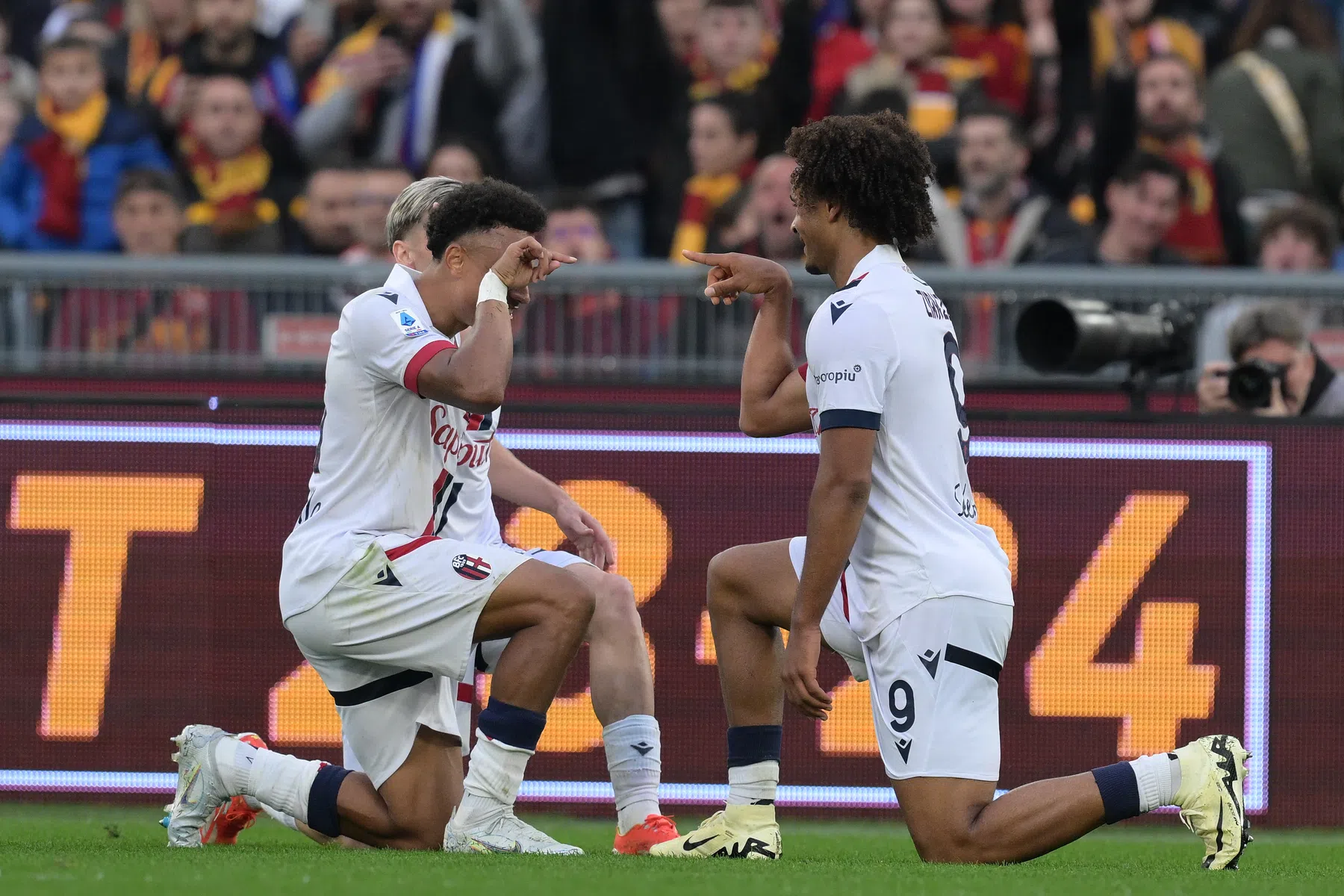 Beukema en scorende Zirkzee kunnen CL ruiken na knappe zege in Rome