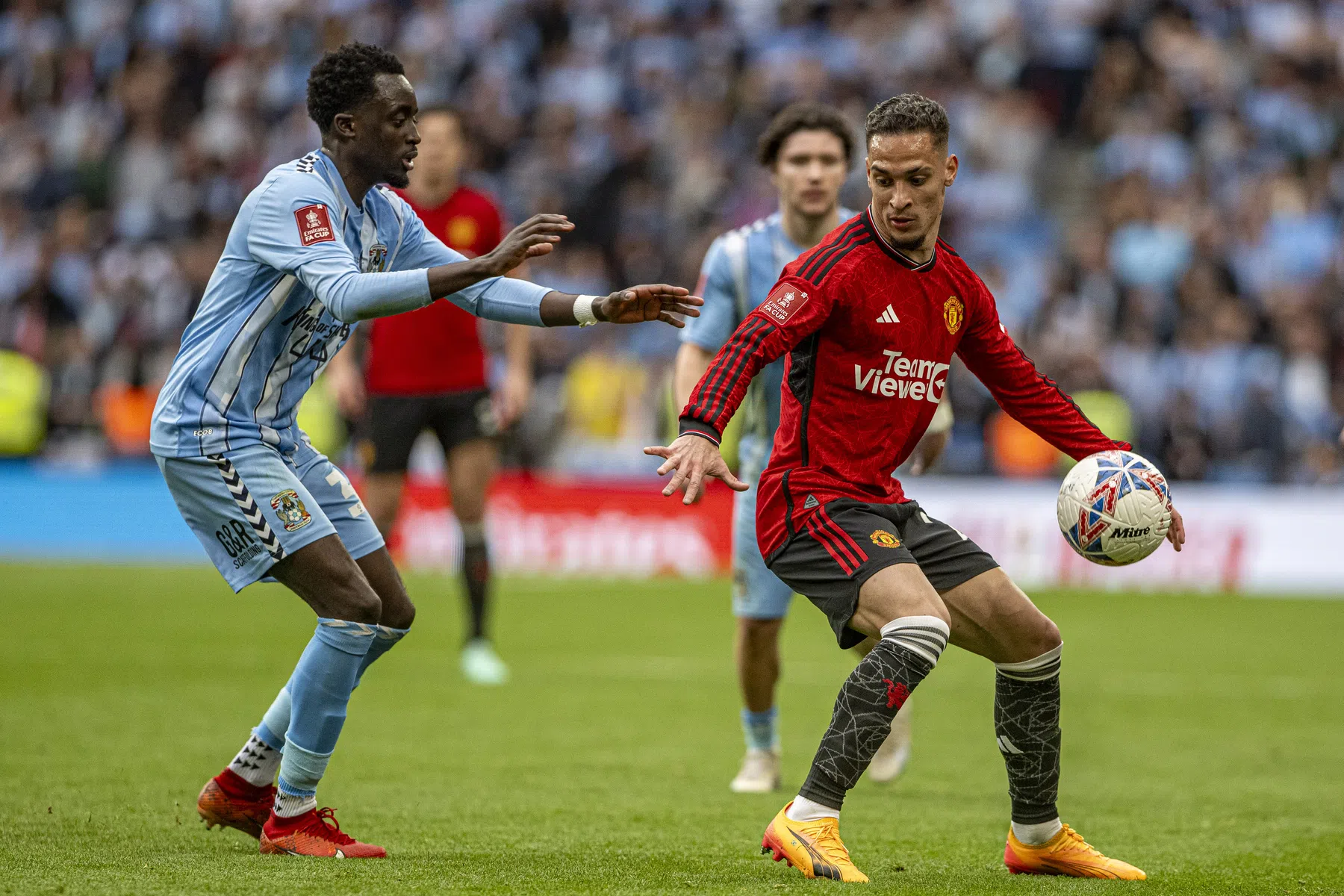 Opvallende actie ex-Ajacied Antony na winnende penalty op Wembley