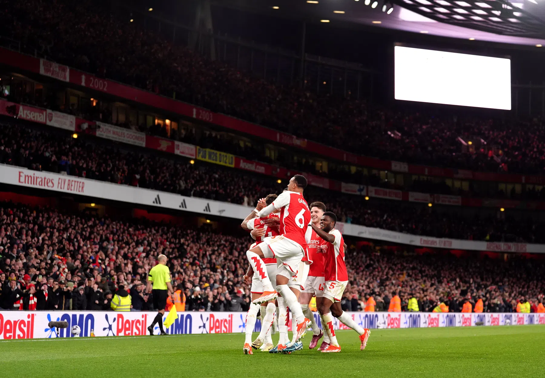 Arsenal waarschuwt City en Liverpool met historische zege op Chelsea