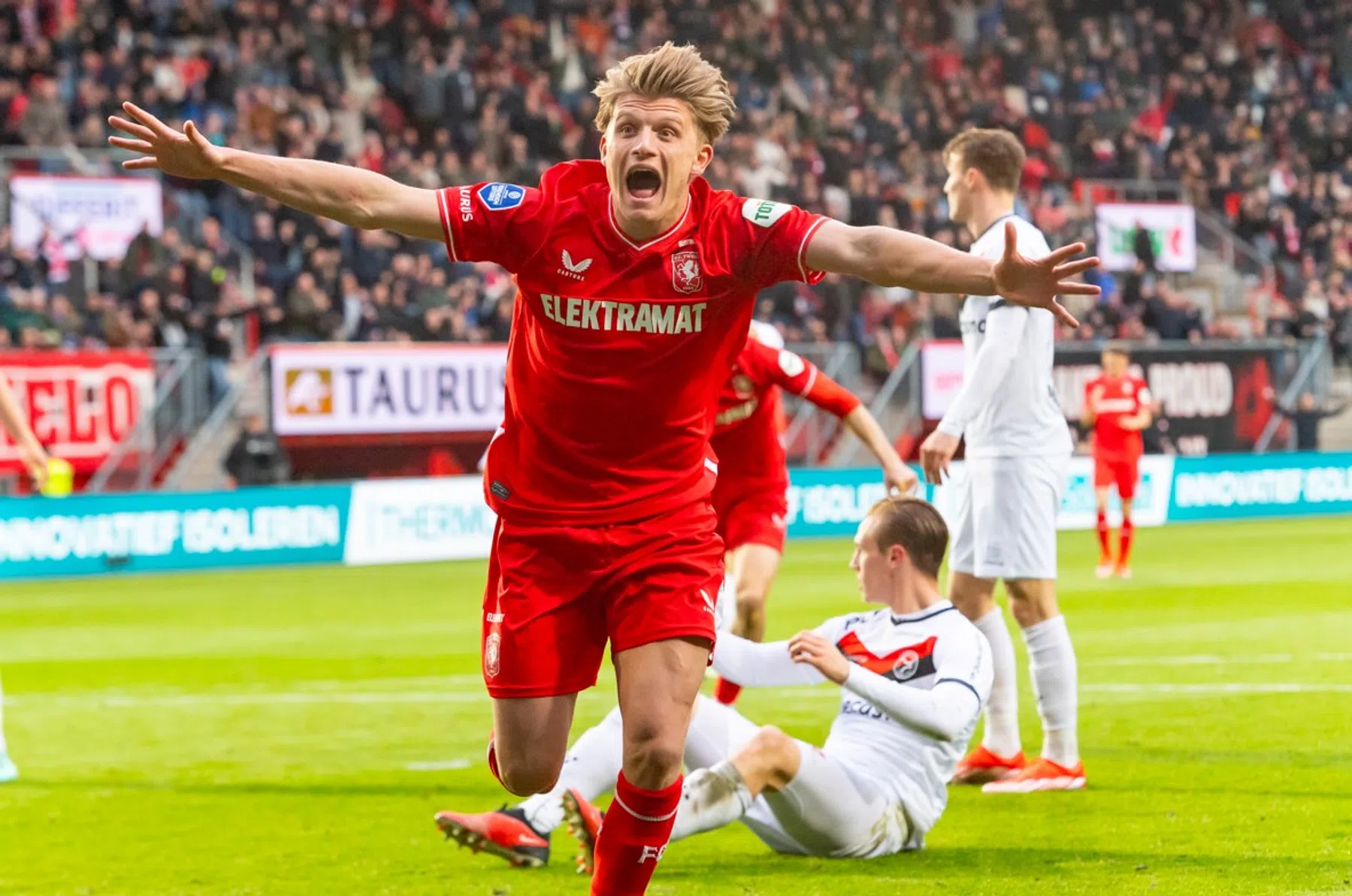 Overtuigend FC Twente neemt voorlaatste horde op weg naar CL