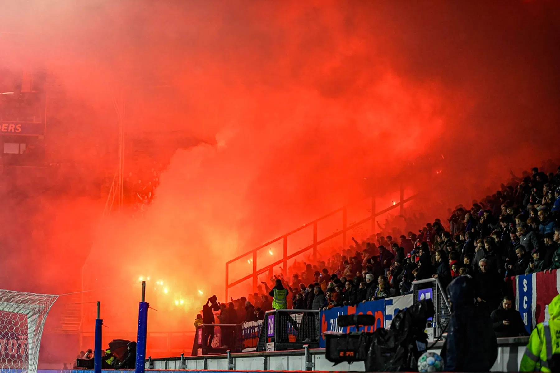 Bosz baalt van vuurwerk PSV-supporters: 'Liever dertig seconden later'