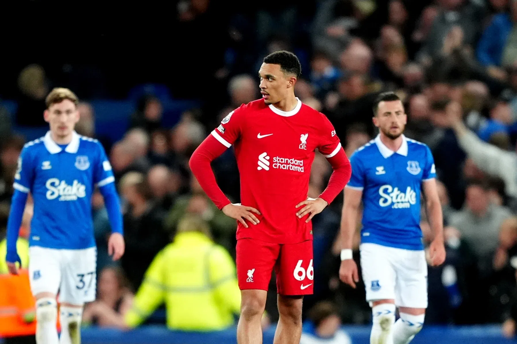 Rooney kritisch op teksten Van Dijk, Engelse media geven titelstrijd op