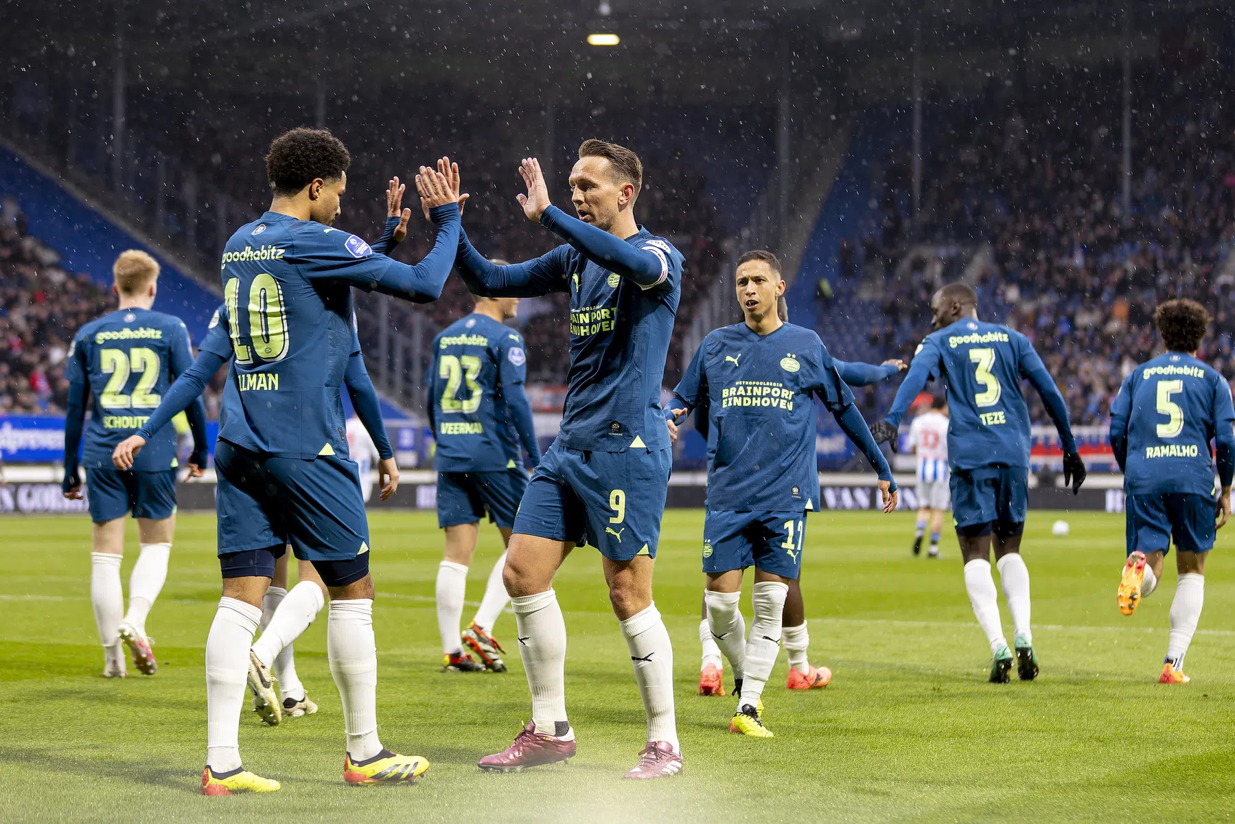 Woede in Abe Lenstra Stadion: Heerenveen legt rode loper uit voor PSV