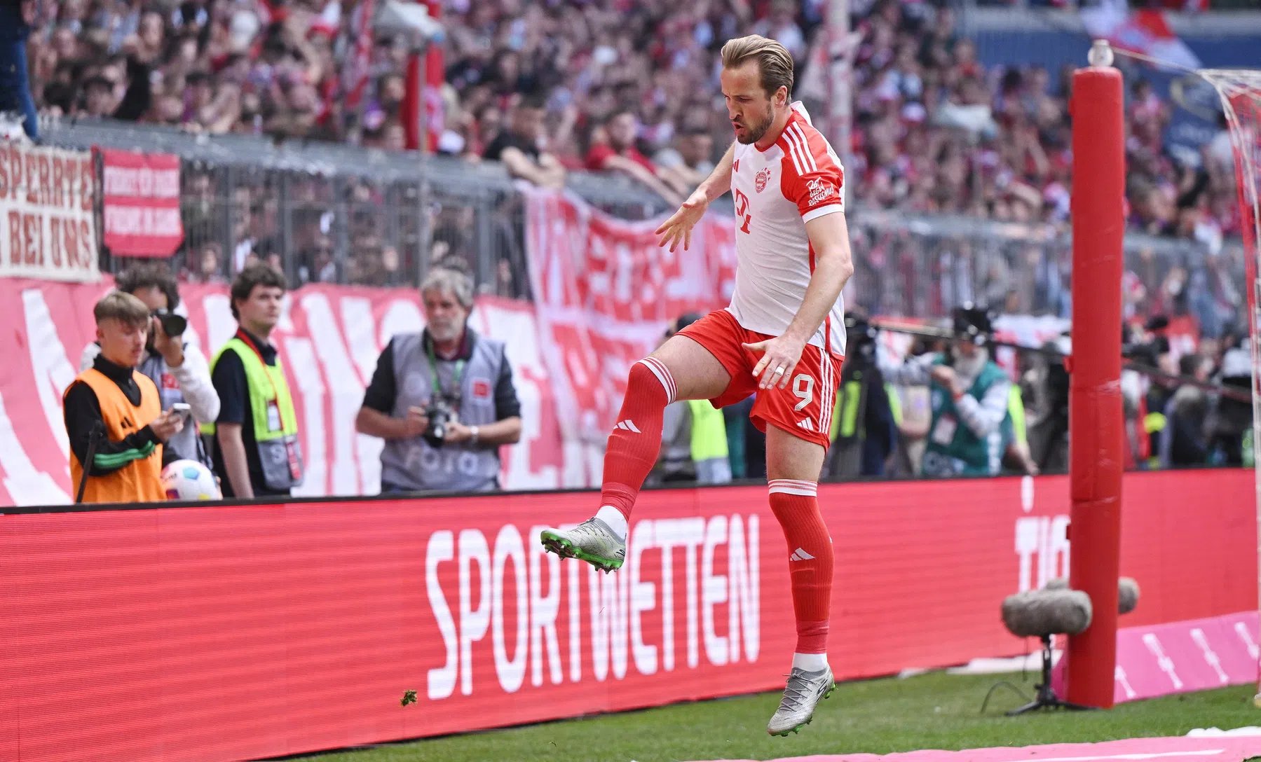 Kane aast op record Lewandowski: 'Maar ik moet wel opschieten'