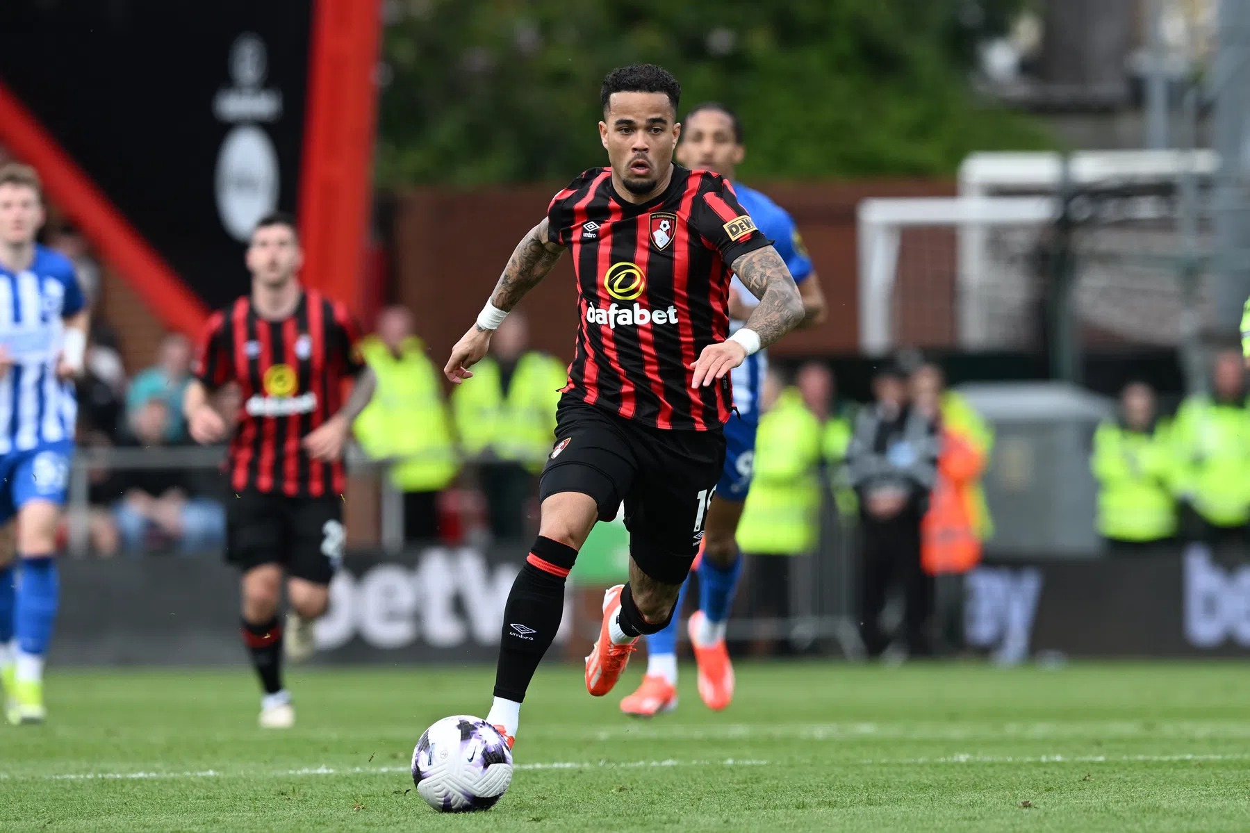 Kluivert grijpt hoofdrol bij knappe zege op Brighton