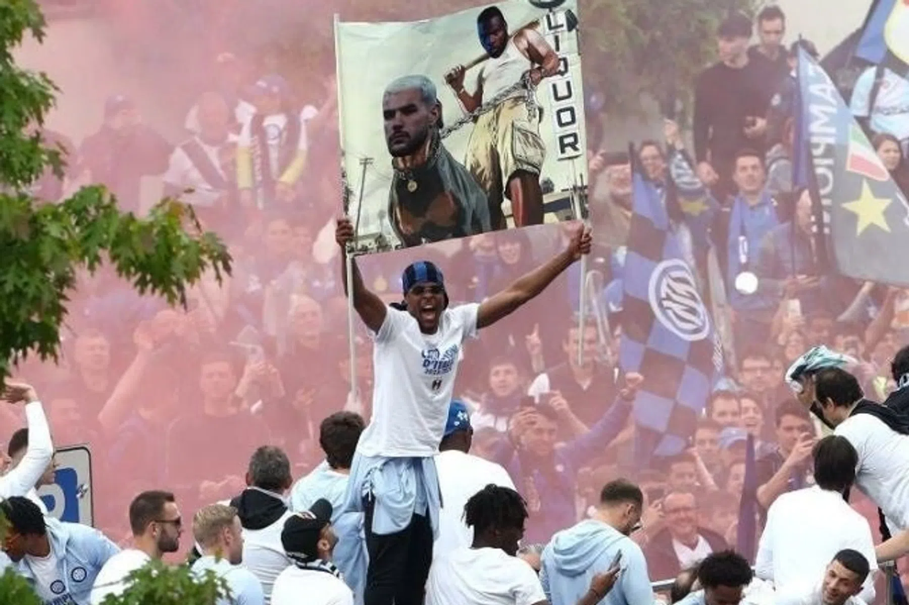 Dumfries gooit olie op het Milanese vuur met pikant spandoek 