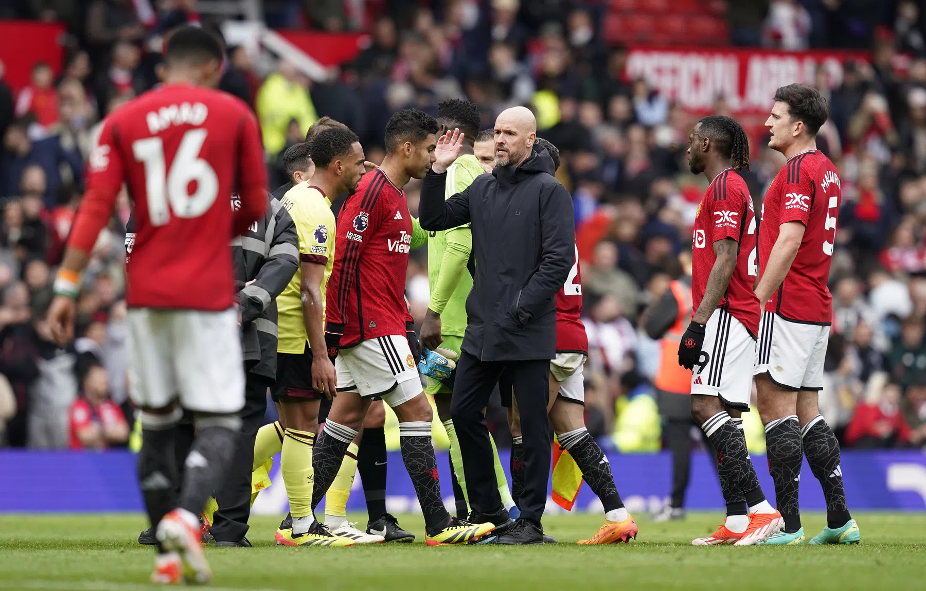 Ten Hag vraagt boze United-fans om tijd: 'Ik ben zelf ook ongeduldig'
