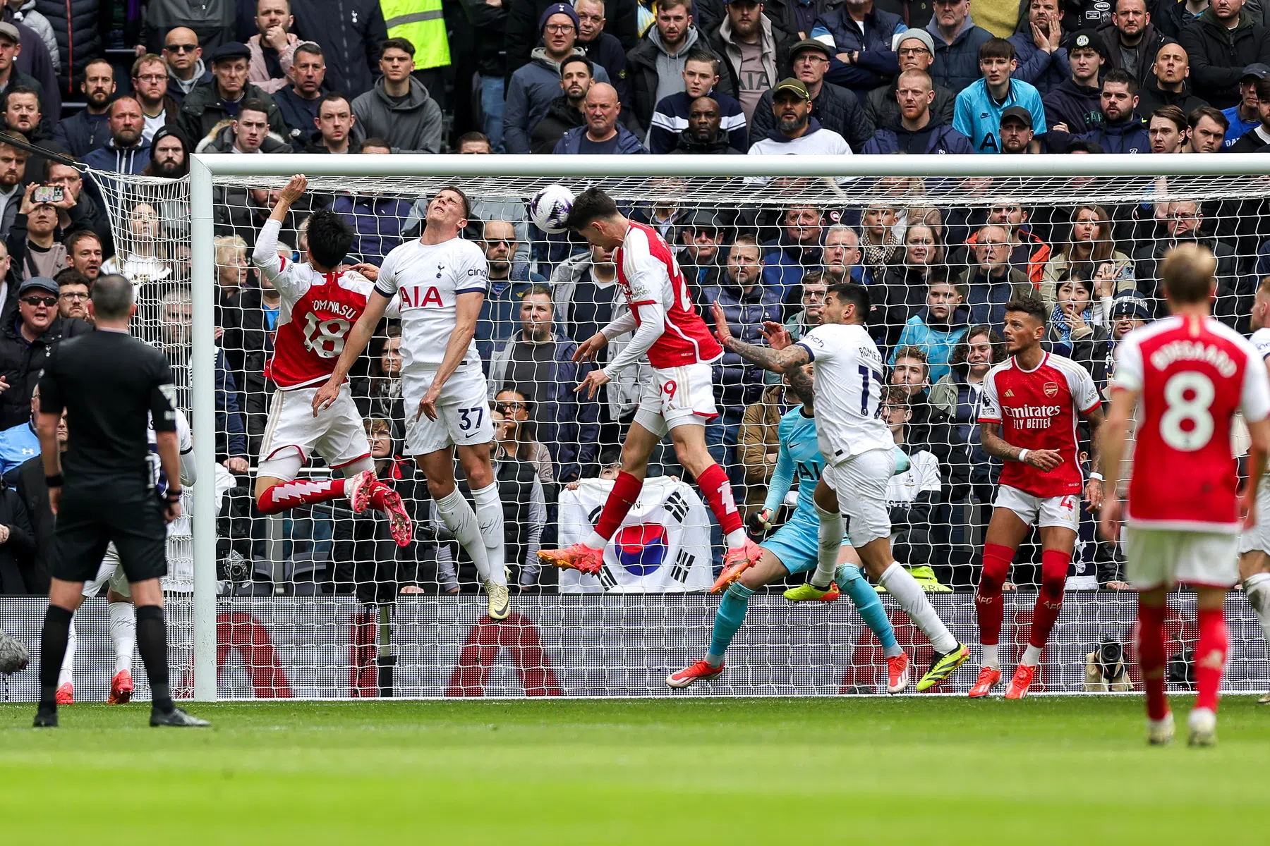 Arsenal doet in spectaculaire derby erg goede zaken in titelstrijd