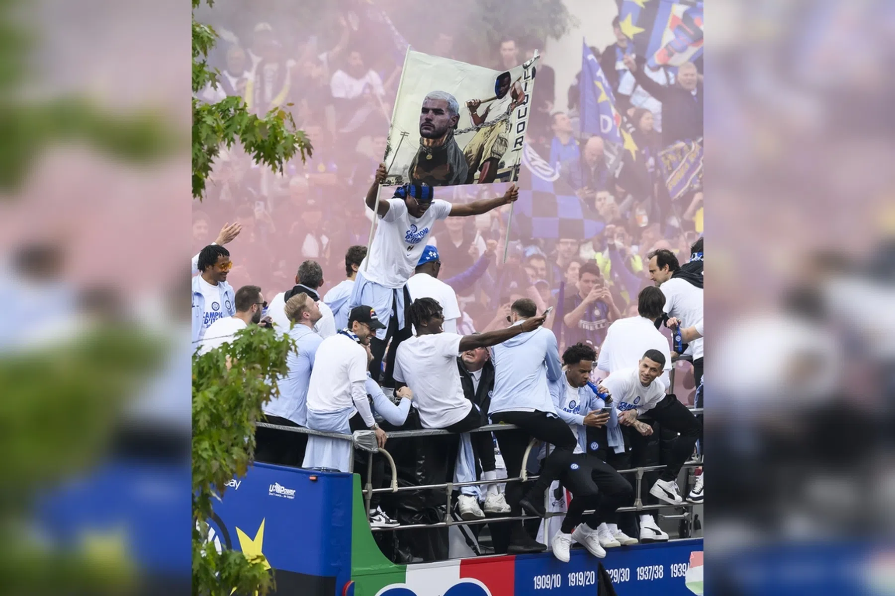 Dumfries maakt richting EK misser bij huldiging Inter: 'Snap dit écht niet'
