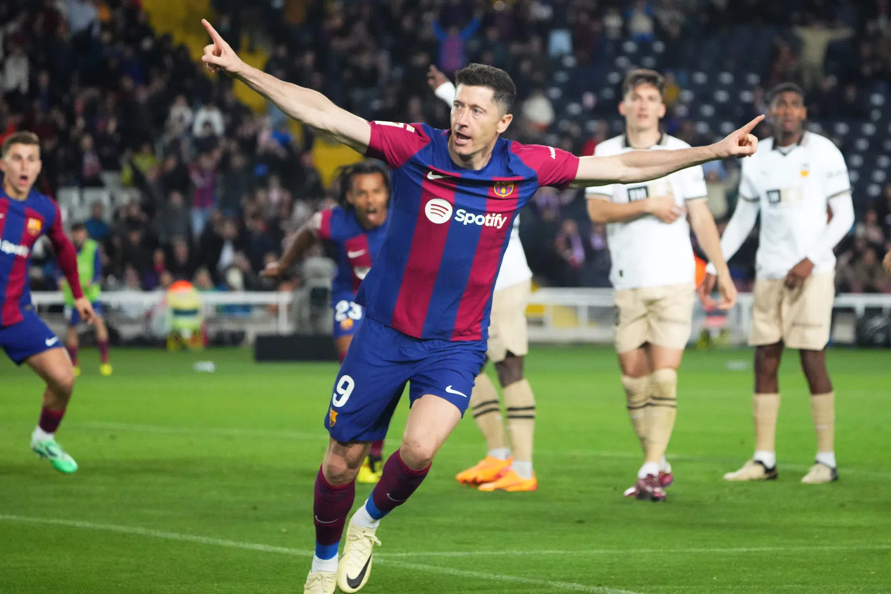 Hattrick Lewandowksi poetst opmerkelijke fout Ter Stegen weg