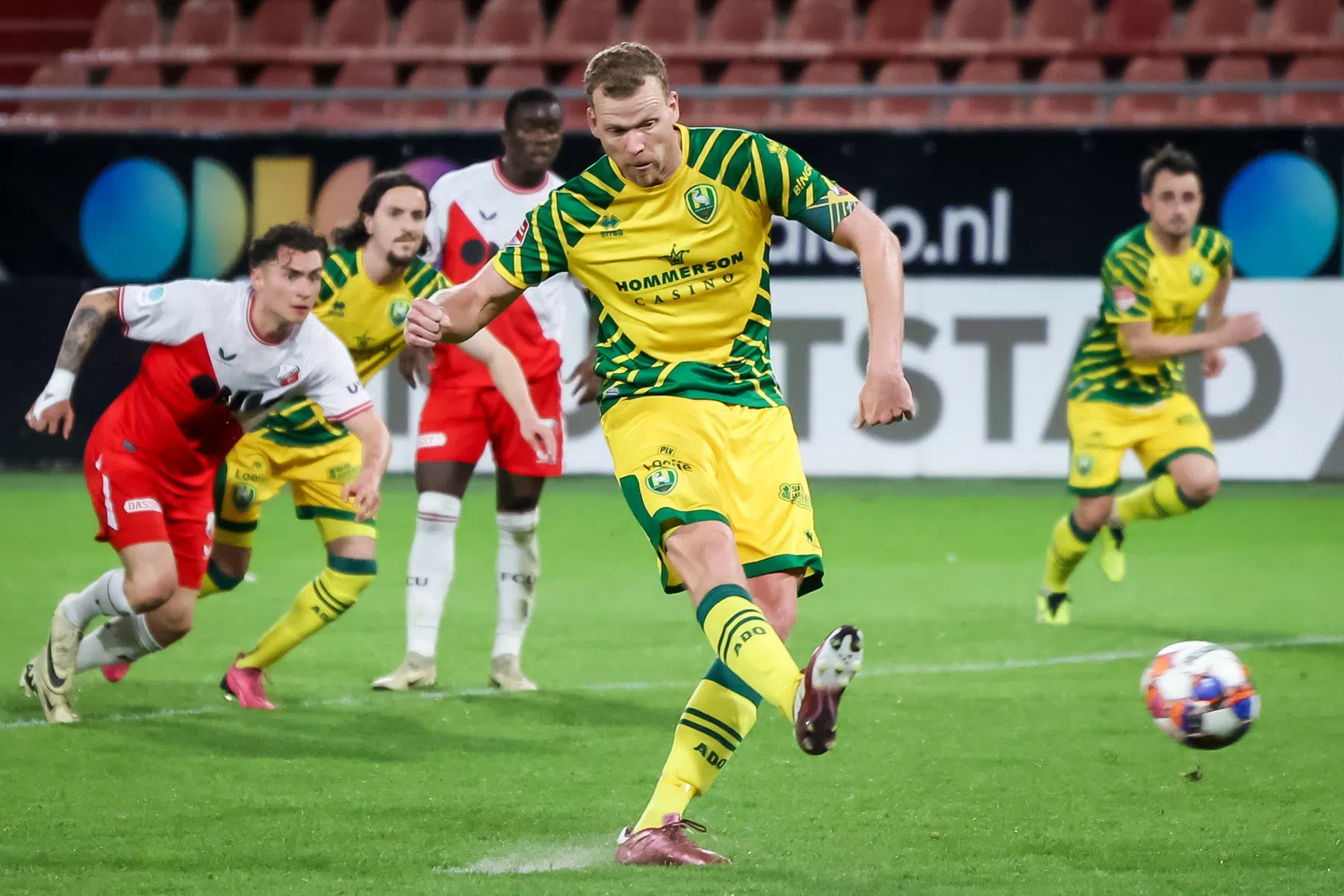Veerman leidt ADO naar zege, FC Emmen op koers voor play-offs