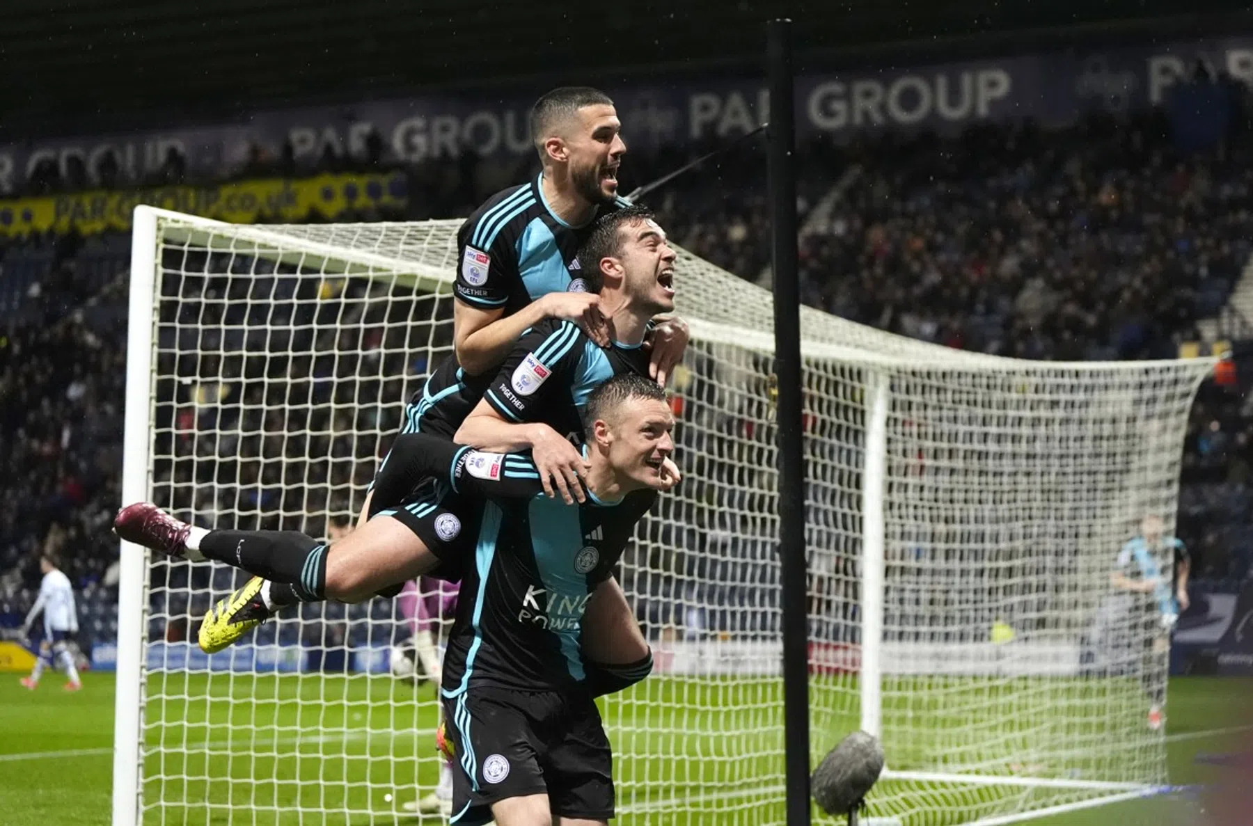 Ontketende Vardy bezorgt Leicester ook nog de titel