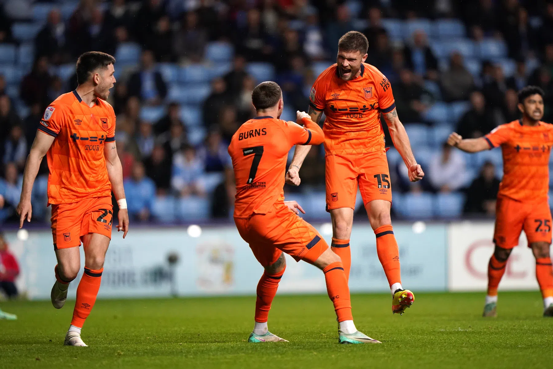 Ipswich maakt geen fout en staat met een been in de Premier League