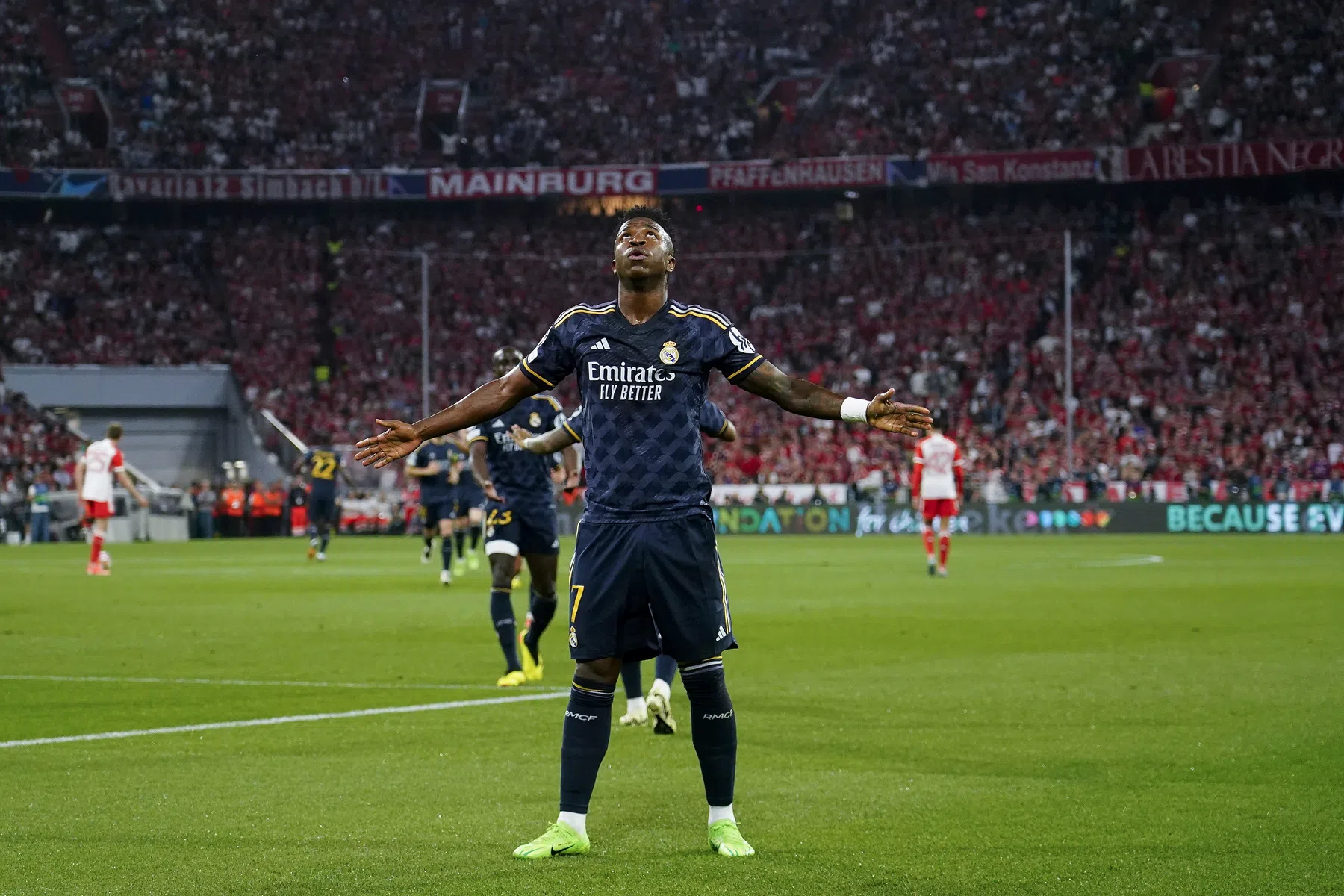 Vinícius Júnior redt Real Madrid tegen Bayern in voetbalshow