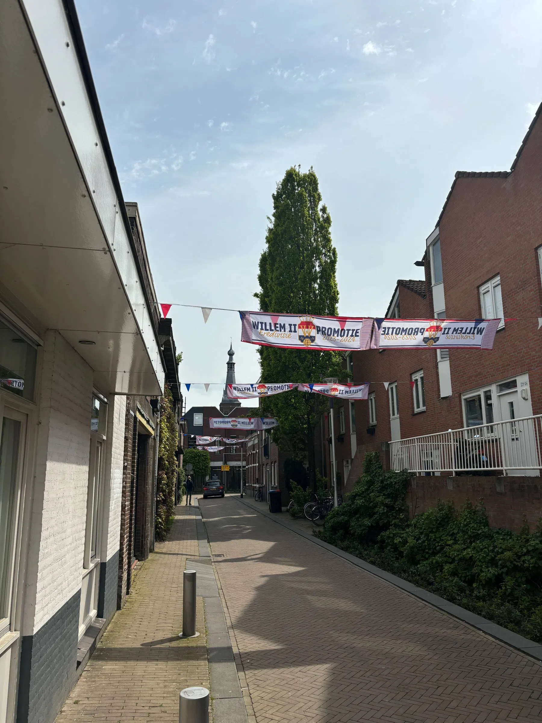 Tilburg telt af: rood-wit-blauwe sjaals en tompouces gespot