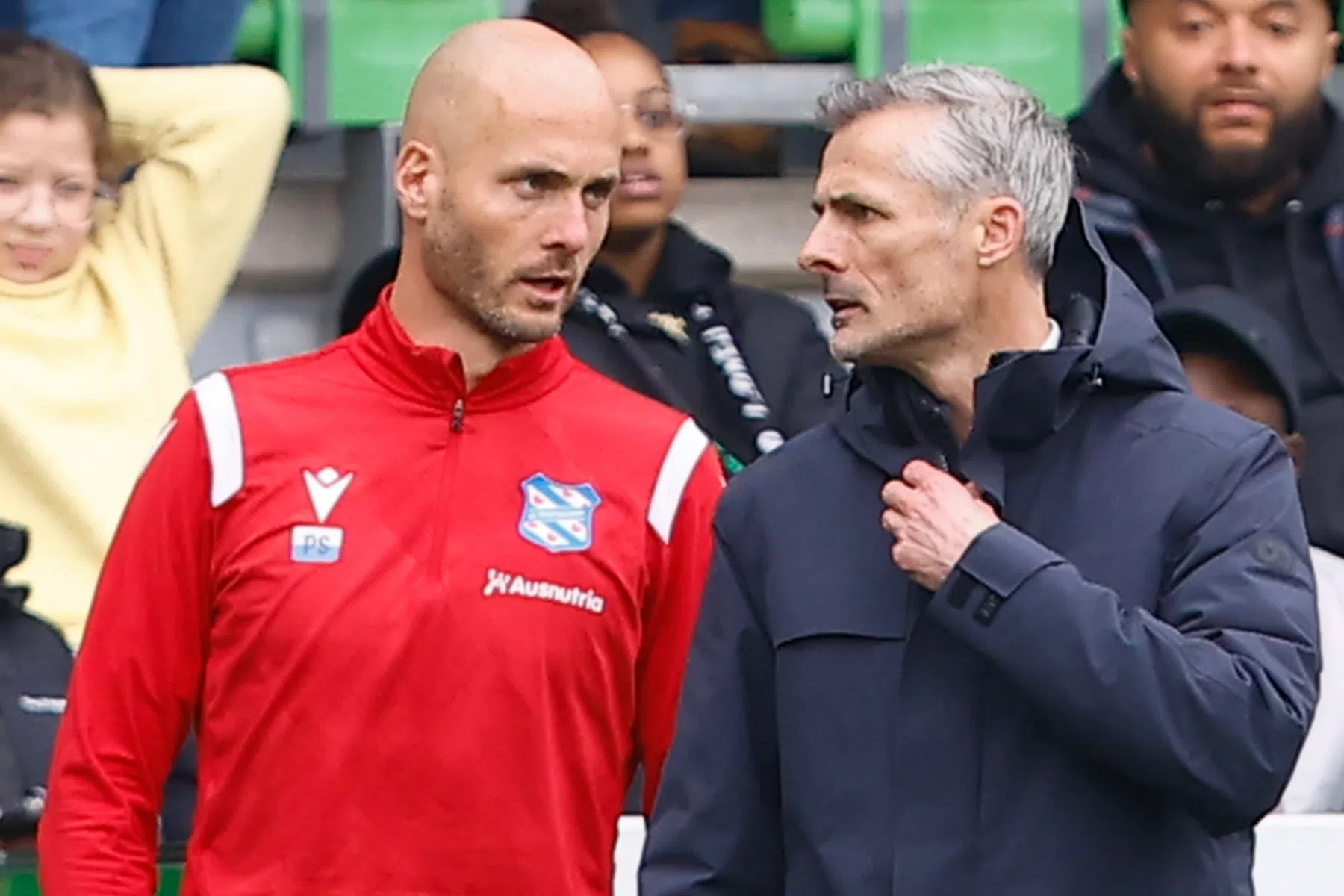 Assistent-coach Paul Simonis (l) op de foto naast Kees van Wonderen.