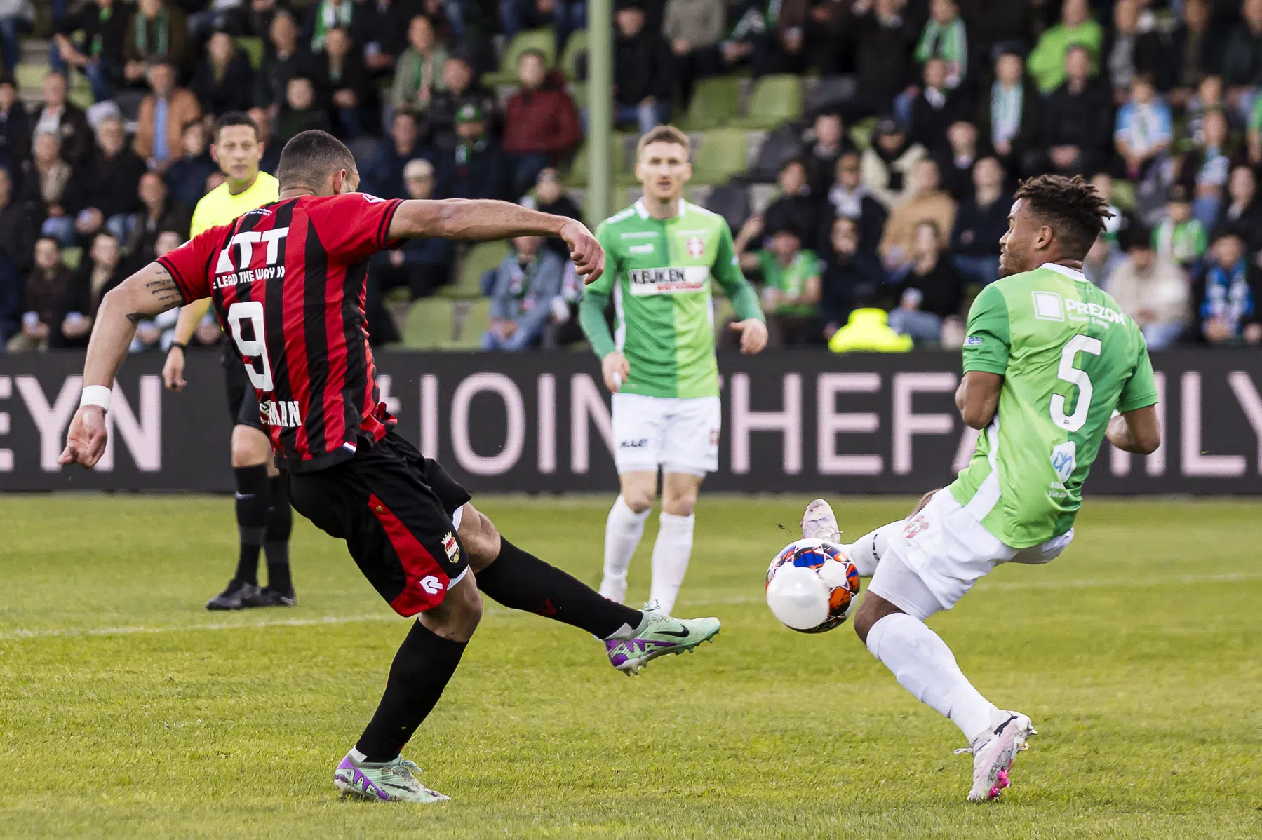 Promotiestress in de KKD: zelfs de bal bezwijkt onder de spanning