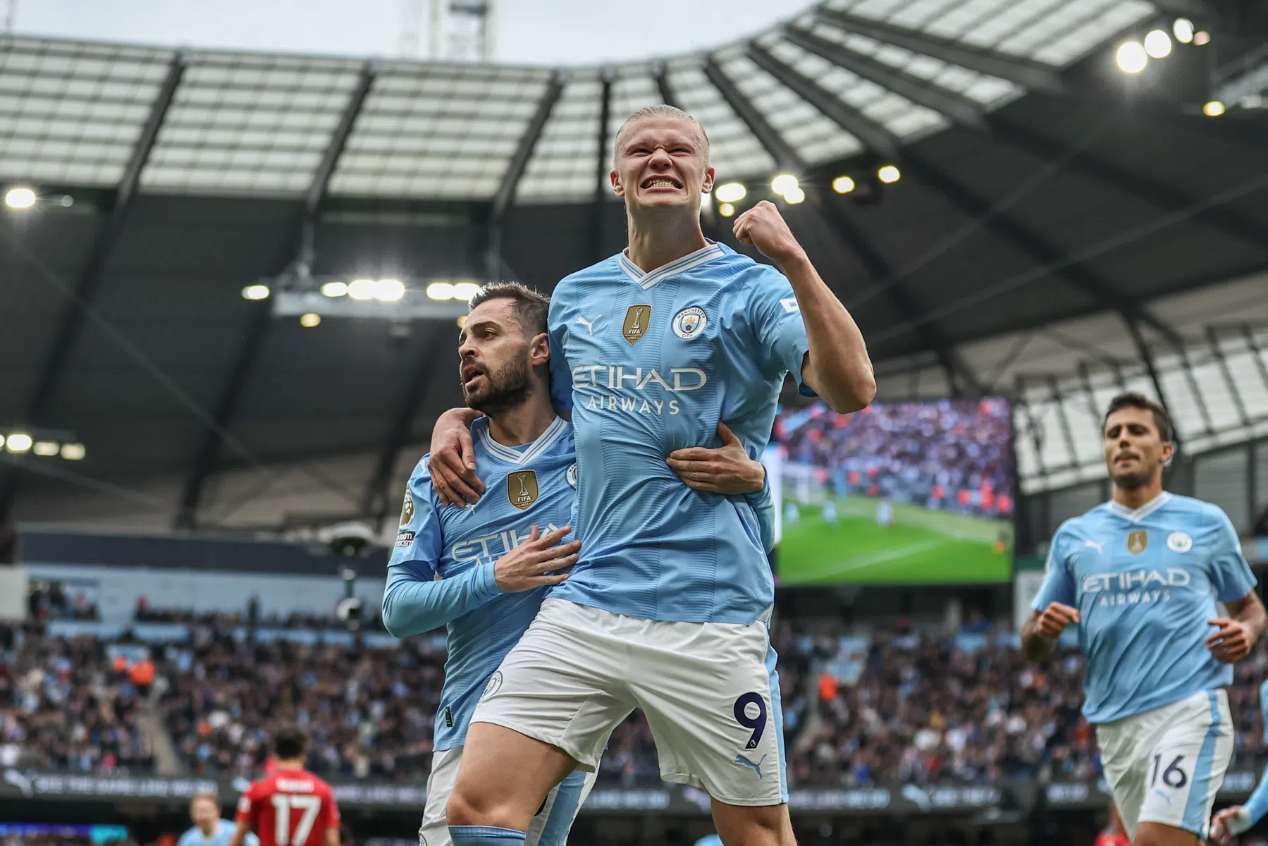 Ontembare Haaland houdt City met vier goals op titelkoers