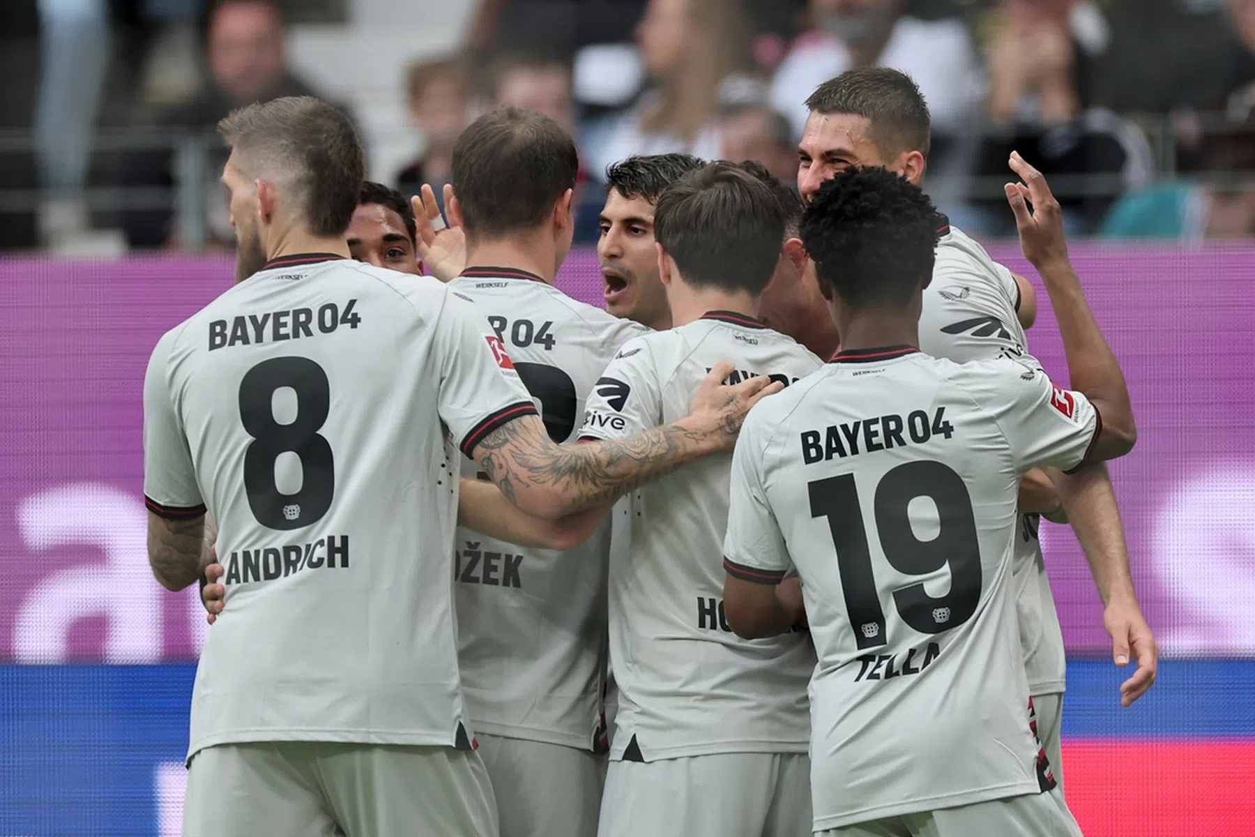 Frimpong draagt bij aan grootste uitoverwinning Bayer Leverkusen