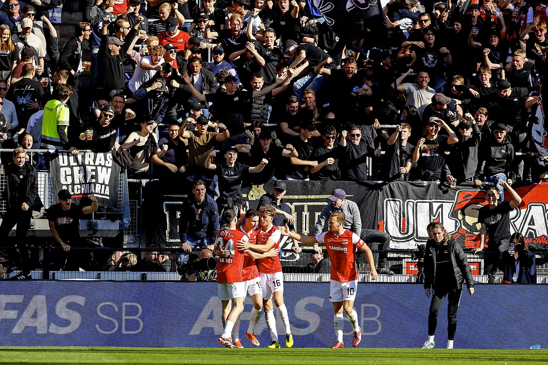 AZ houdt hoop op CL-voetbal dankzij uitglijder achterin bij FC Twente