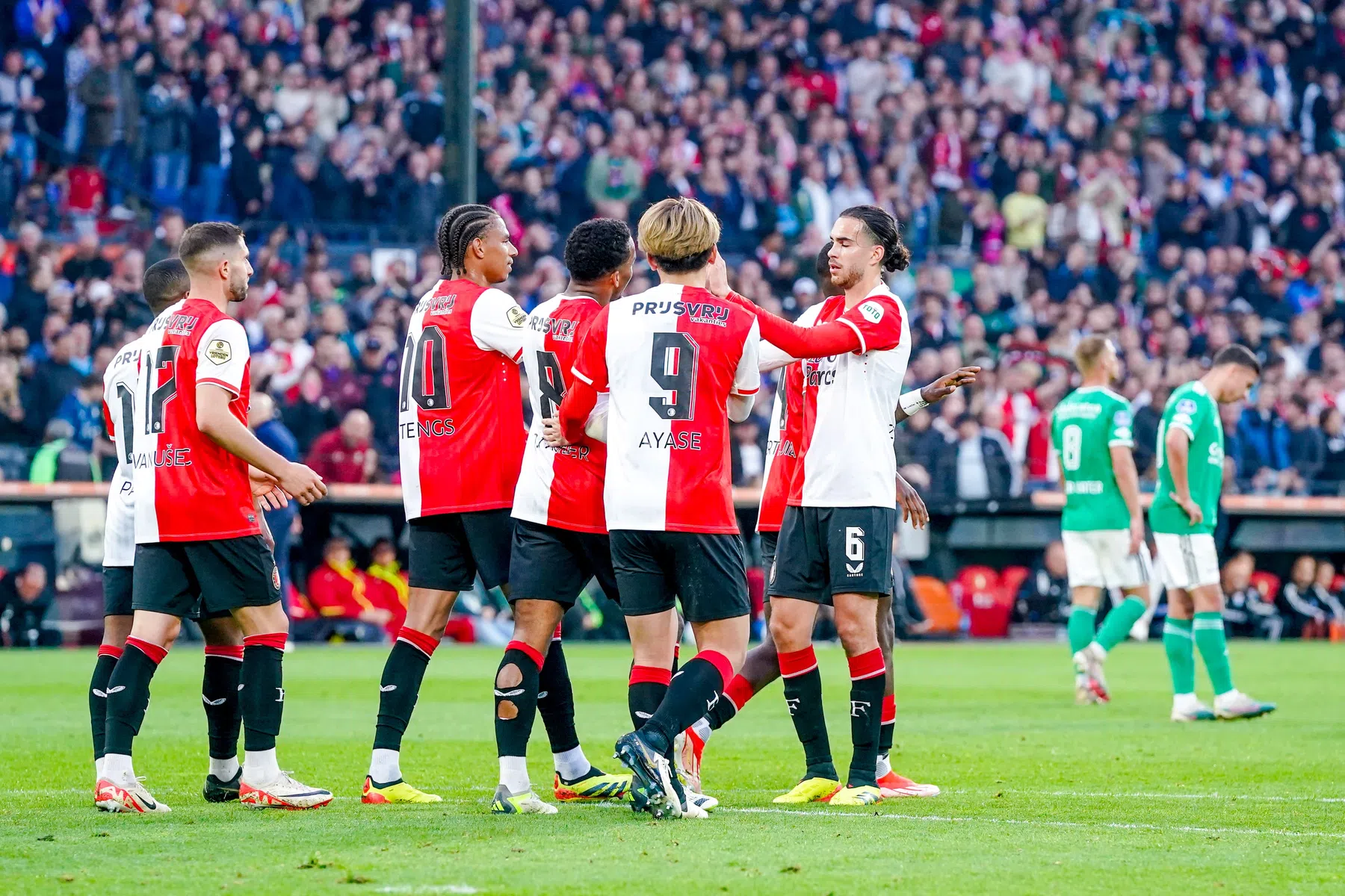 Het Legioen brengt ode aan Slot bij klinkende zege Feyenoord