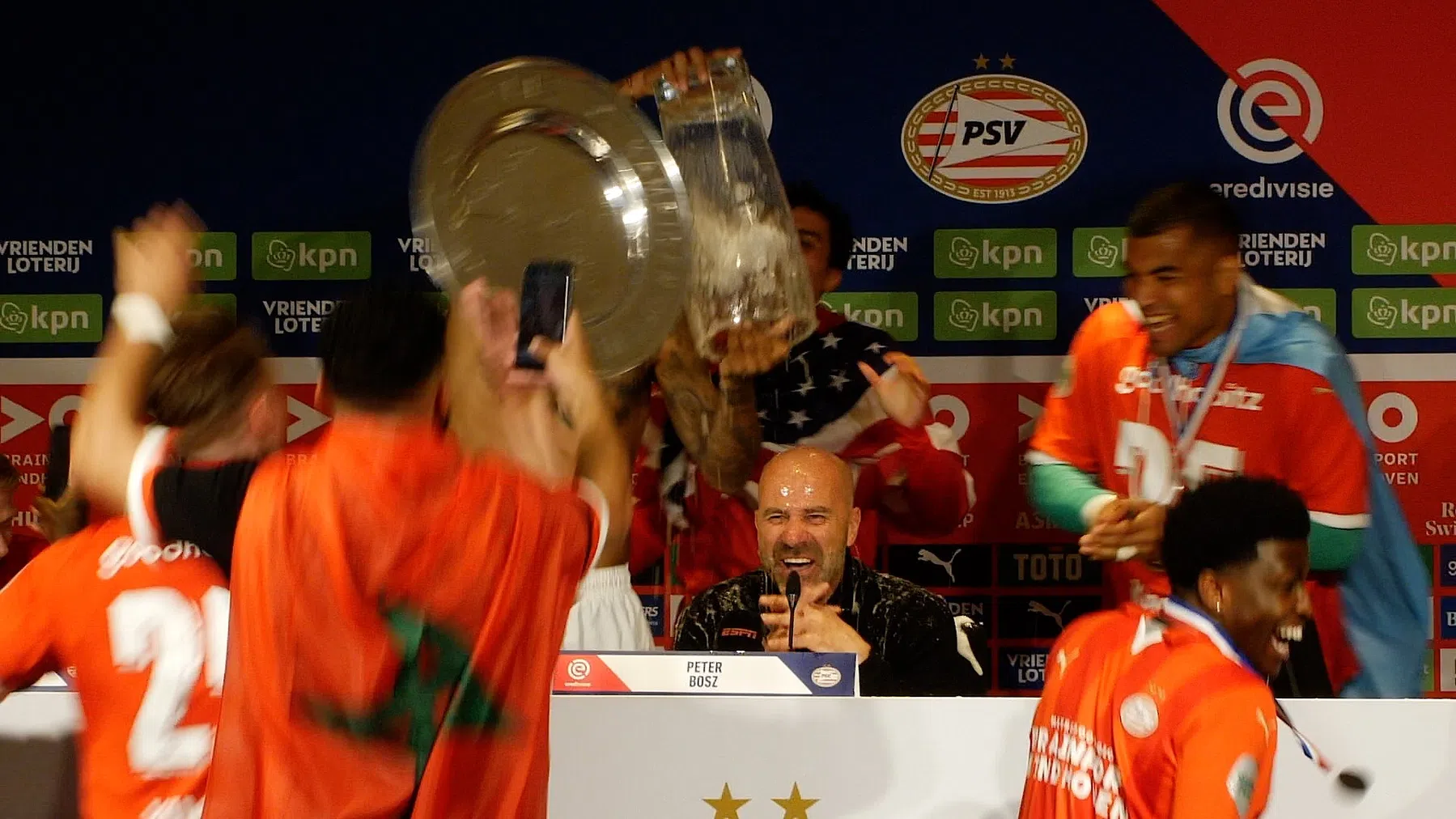Peter Bosz is aan de beurt en krijgt bierdouche van PSV-selectie