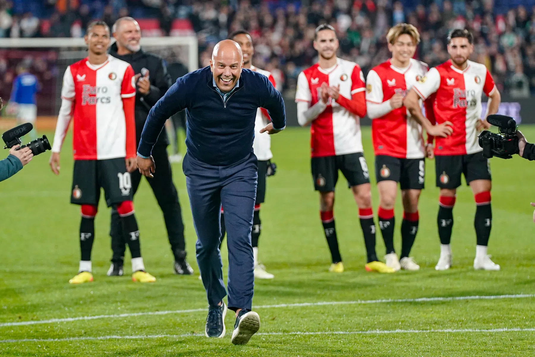 Zoon Slot zingt vader toe tussen harde kern Feyenoord: 'Misschien zette hij de liedjes in'