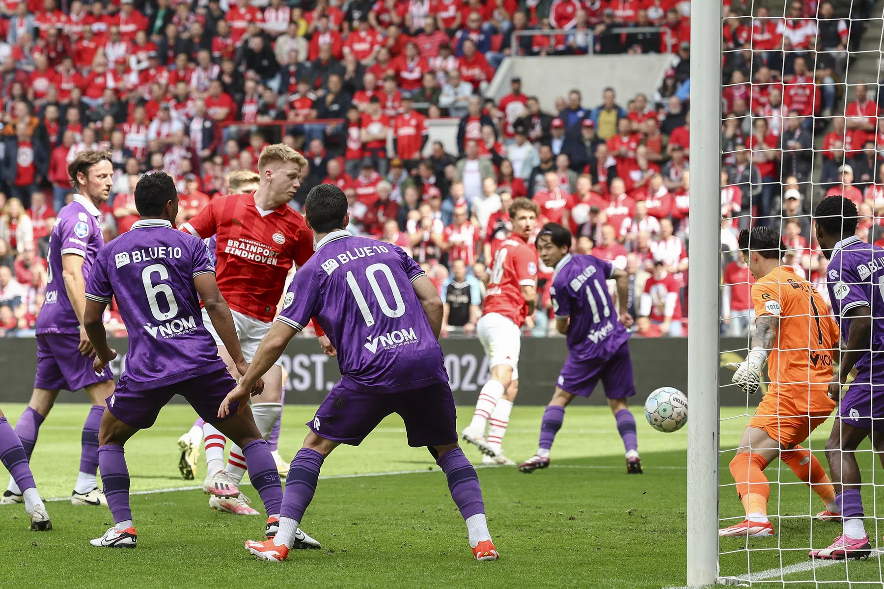 Doelpunten vloeien rijkelijk in kampioensduel in Eindhoven