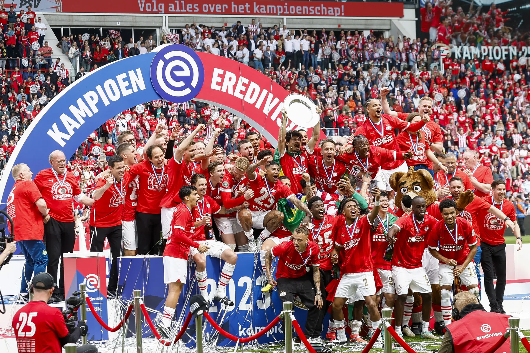 PSV kroont zich na ijzersterk seizoen tot kampioen van Nederland