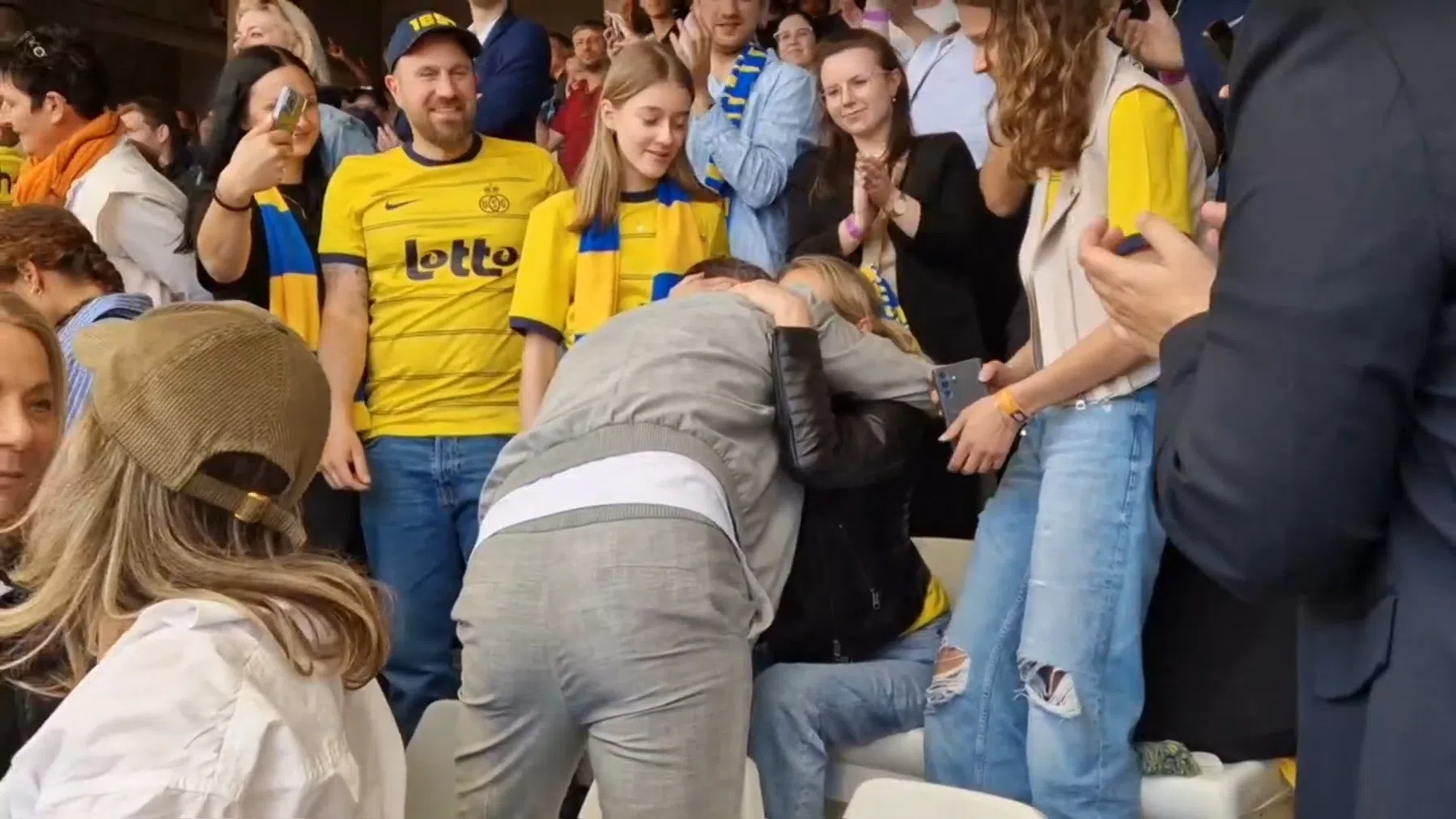 Union-trainer Blessin verklaart emoties: 'Deze prijs is voor haar'