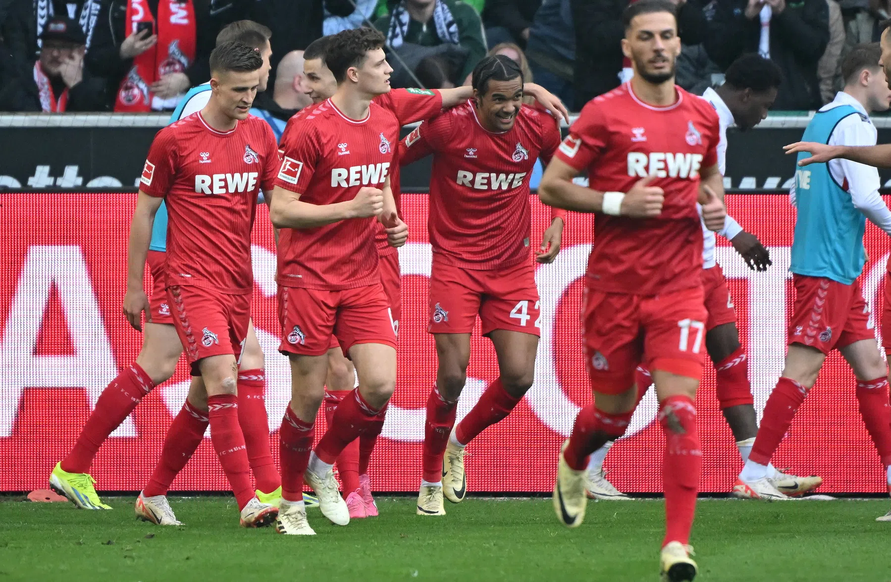Köln blijft in leven na spektakelstuk, Leipzig ploetert zonder Simons