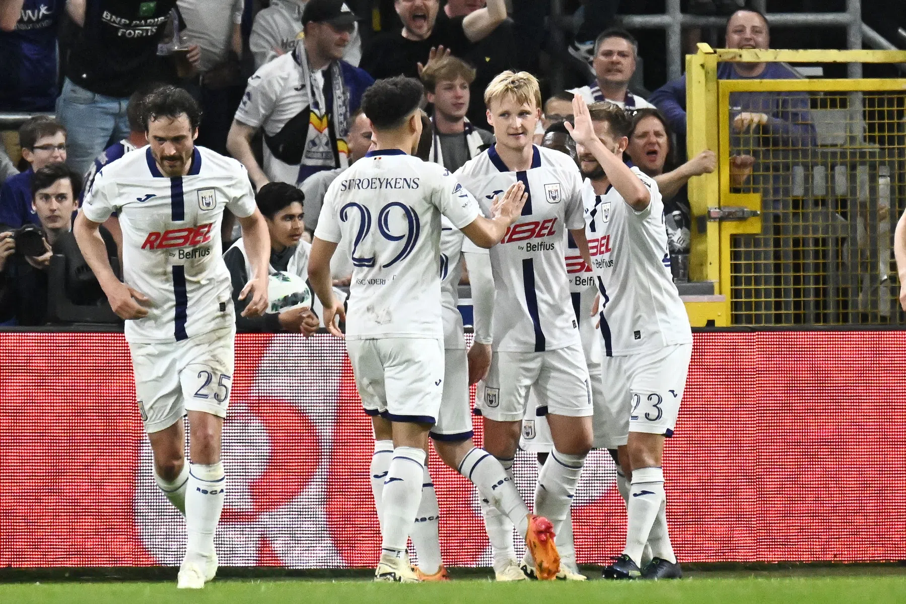 Anderlecht met hulp van Dolberg weer aan kop in strijd om Belgische titel