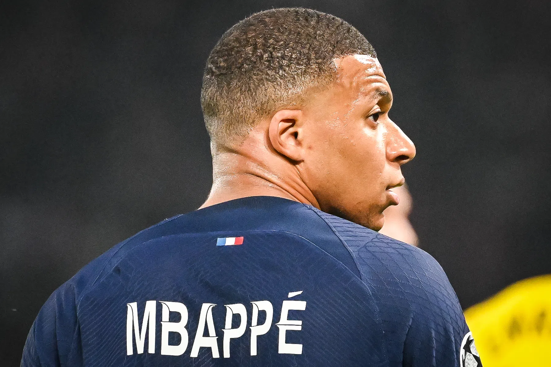 Barbecueënde Mbappé krijgt felle kritiek op zijn afscheidsspeech
