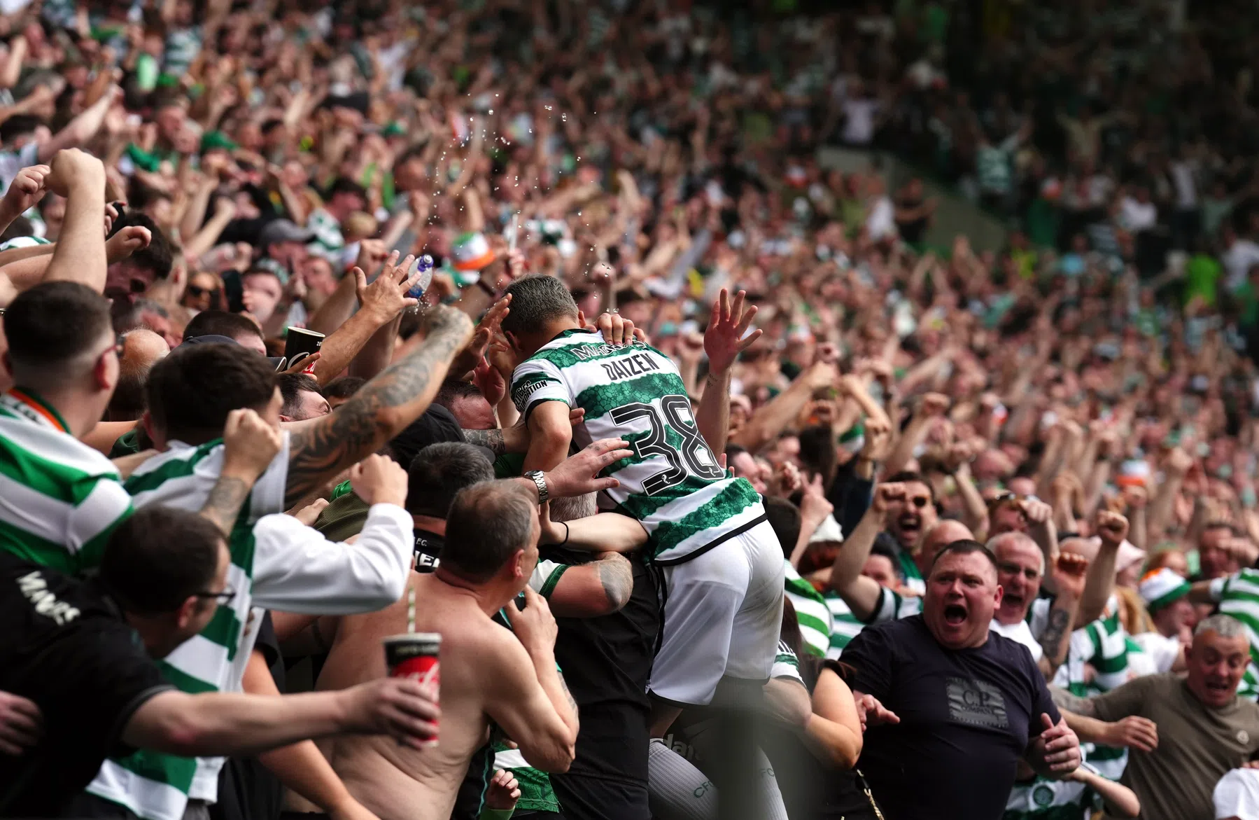 Celtic deelt Rangers knock-out uit en kroont zich officieus tot kampioen