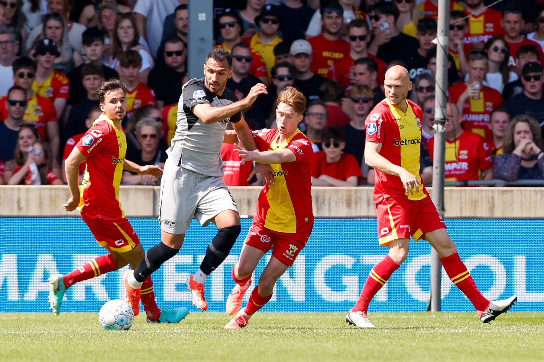 AZ blijft hoop houden op derde plaats en topscorerstitel Pavlidis 