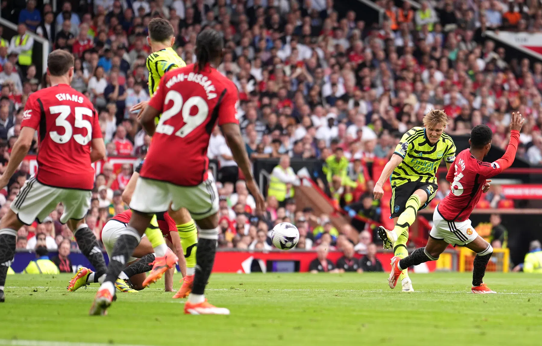 Titelstrijd Premier League op slotdag beslist na moeizame zege Arsenal bij United