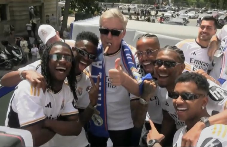Mr. Cool: Ancelotti steelt show bij titelparade Real Madrid