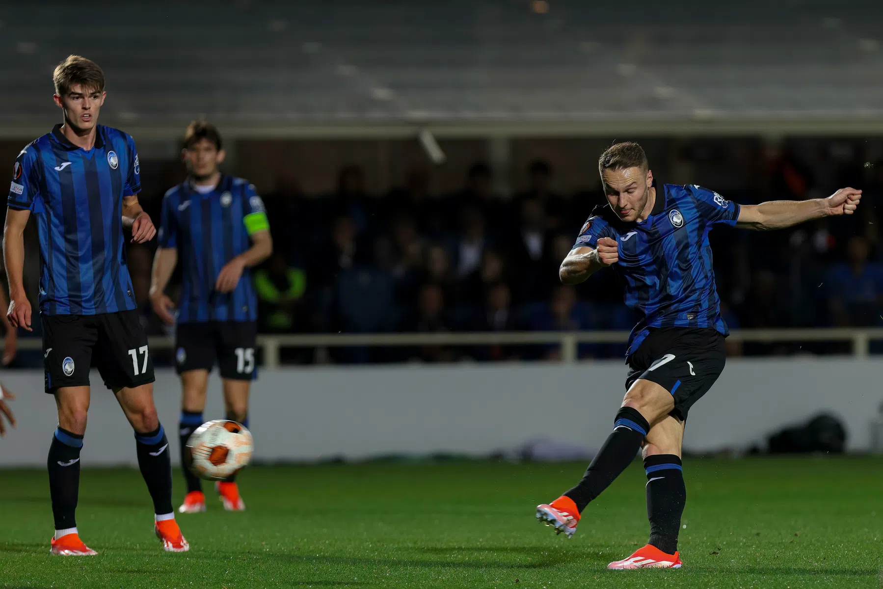Cruciale zege Atalanta ondanks misser voor open doel van Koopmeiners