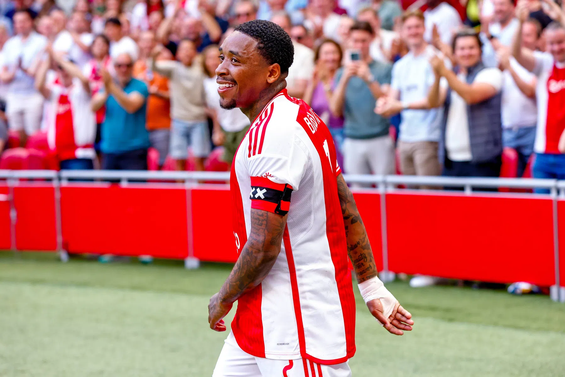 Ajax besluit rampseizoen als vijfde dankzij klasse Bergwijn