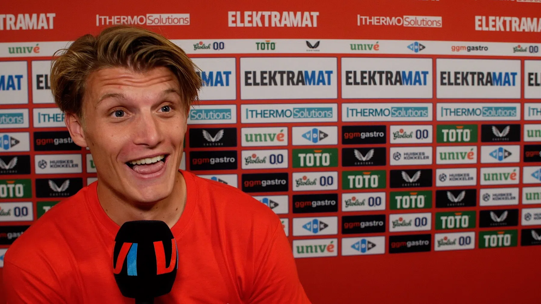 Twente-held Steijn gaat met bal naar bed en dolt over kledingkeuze vader