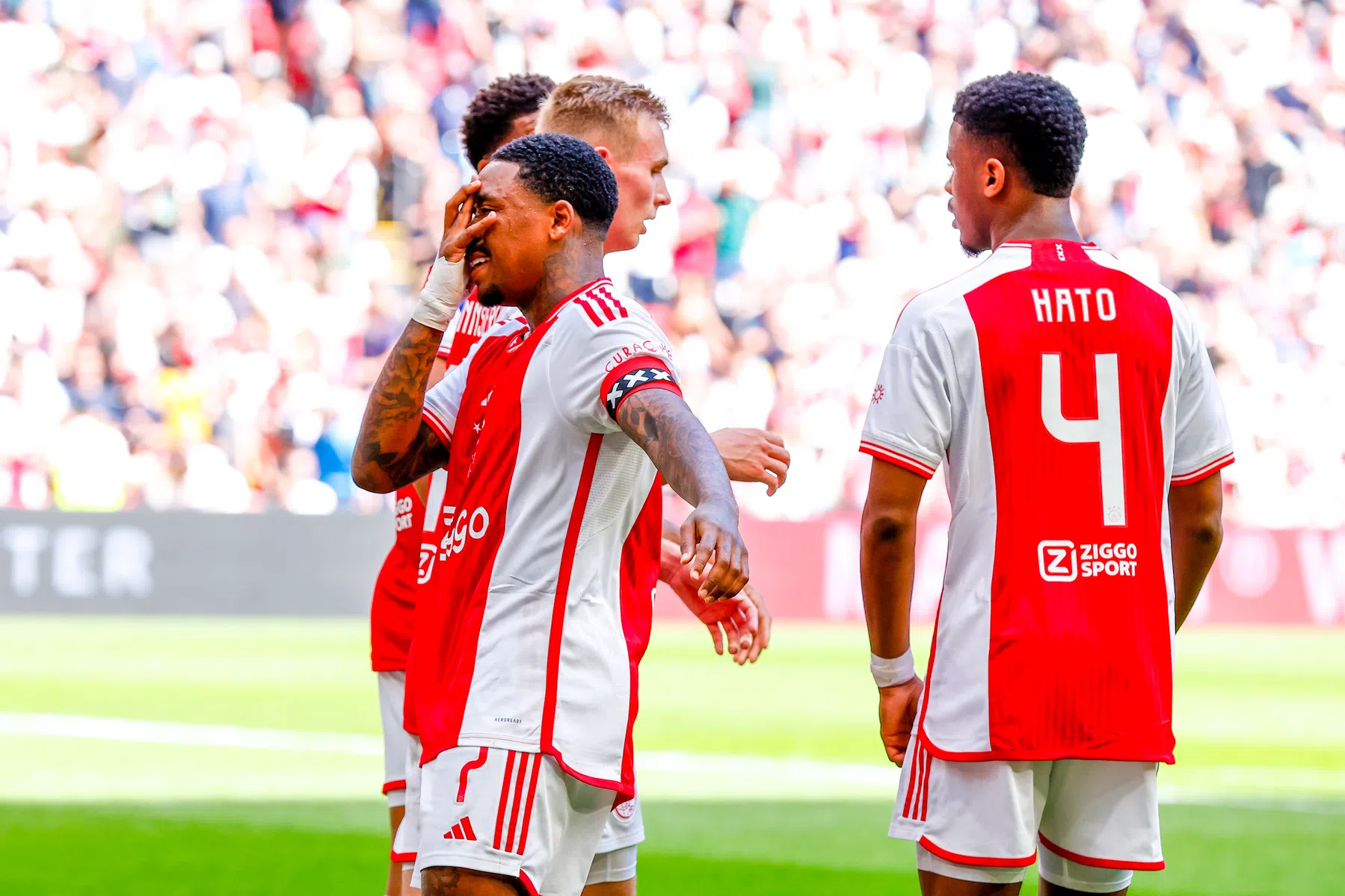 Bergwijn maakt indruk met hattrick binnen tien minuten voor Ajax