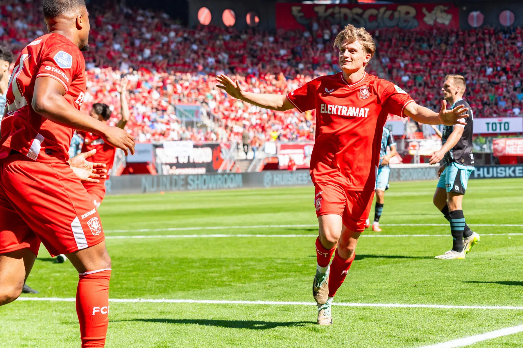 Twente kan CL ruiken na historische zevenklapper en hattrick Steijn