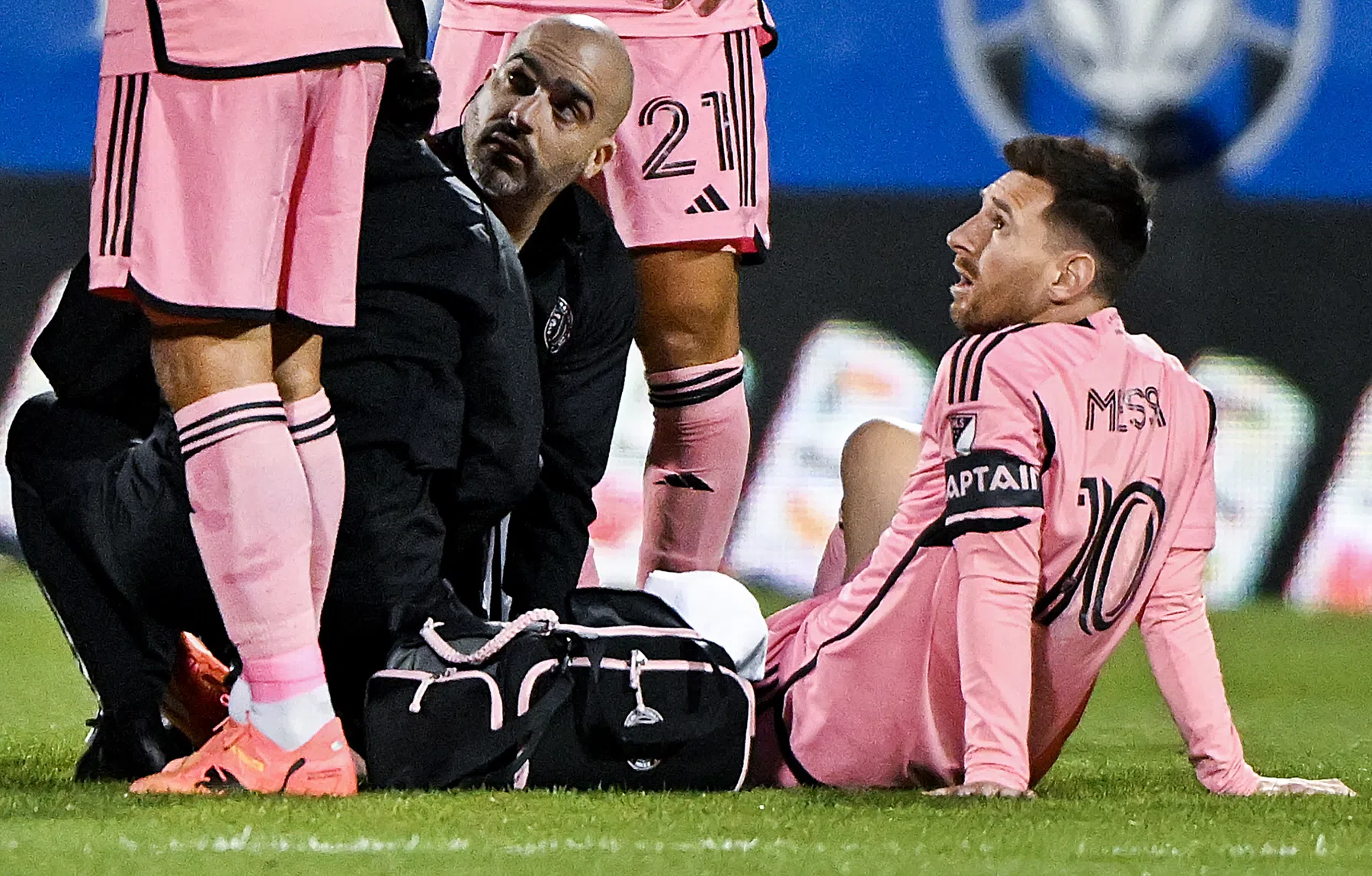 Boze Messi richt zich tot camera om ongeloof over regel uit te spreken