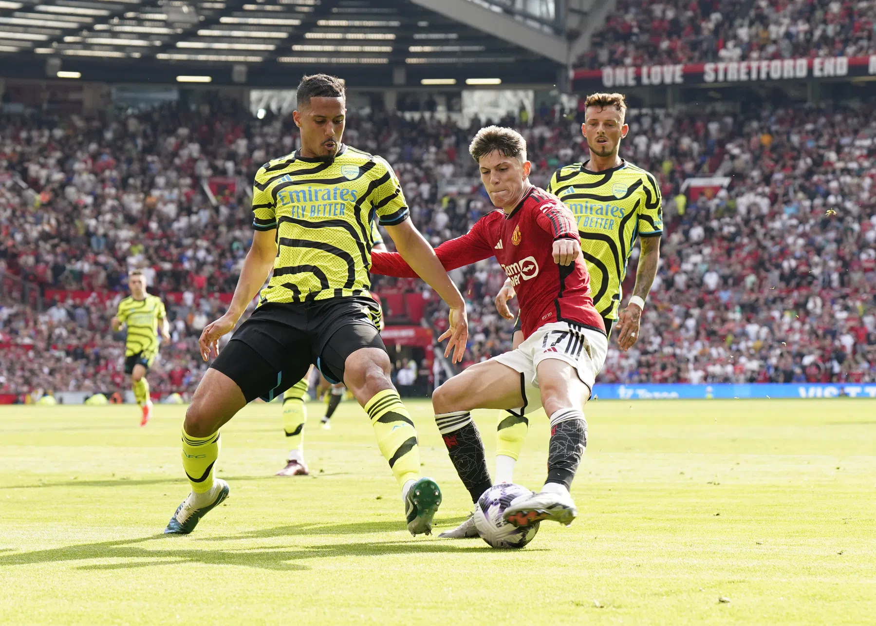 'Menselijk schild Saliba' van alle kanten geprezen na bezoek aan Old Trafford