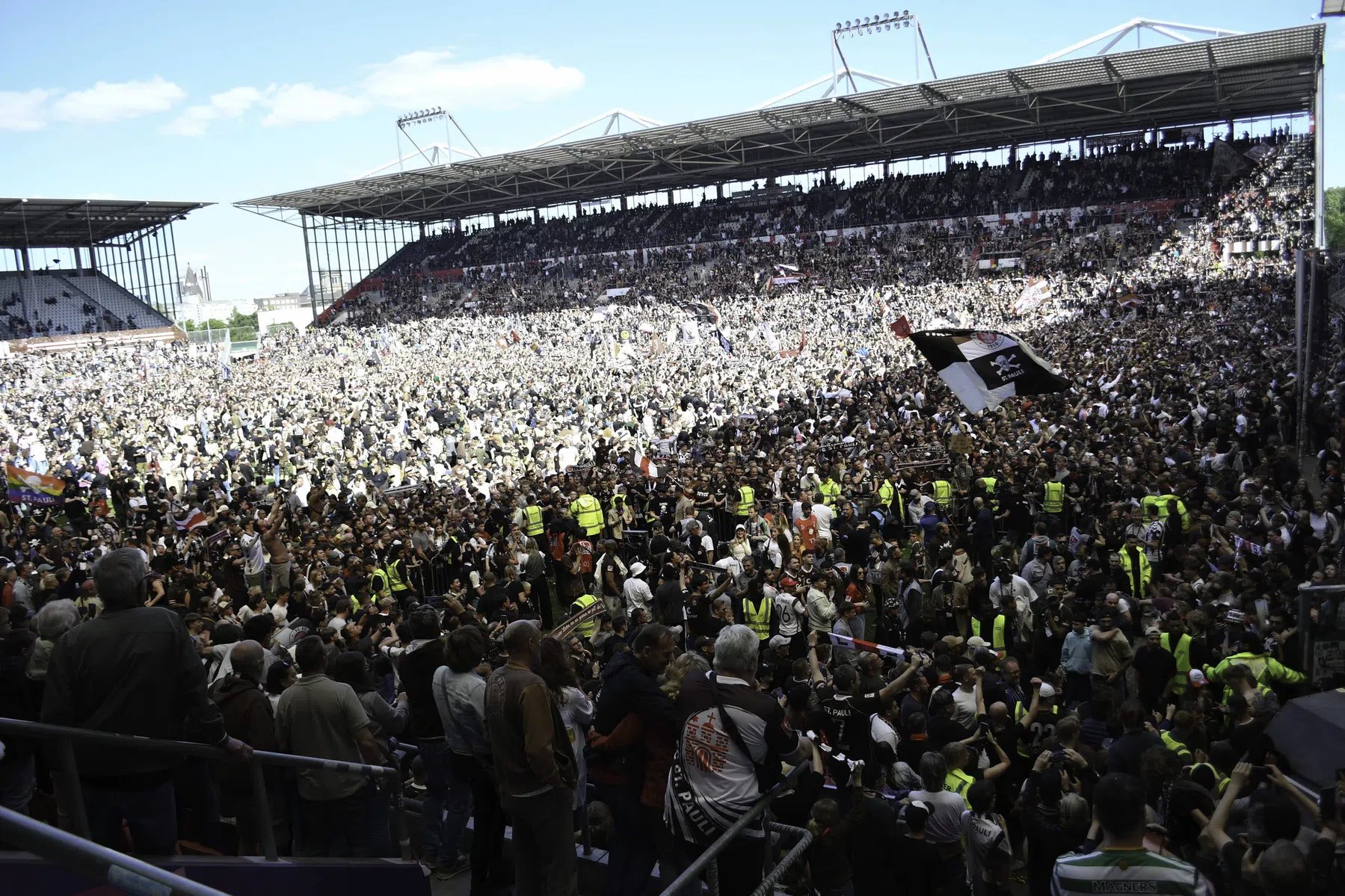 Feest bij héél St. Pauli en in het bijzonder bij aanvoerder Irvine