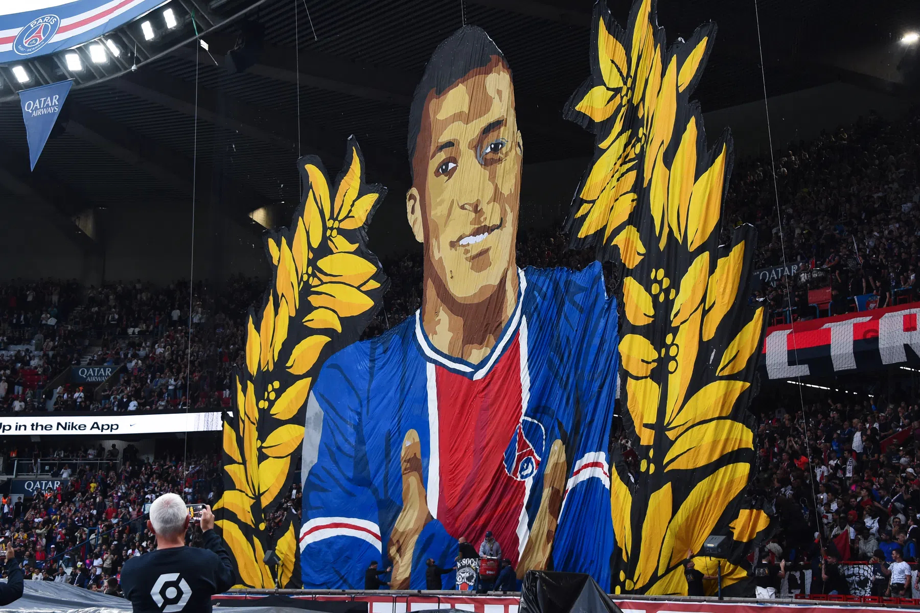 Wisselende emoties en geen publiekswissel bij laatste thuiswedstrijd Mbappé