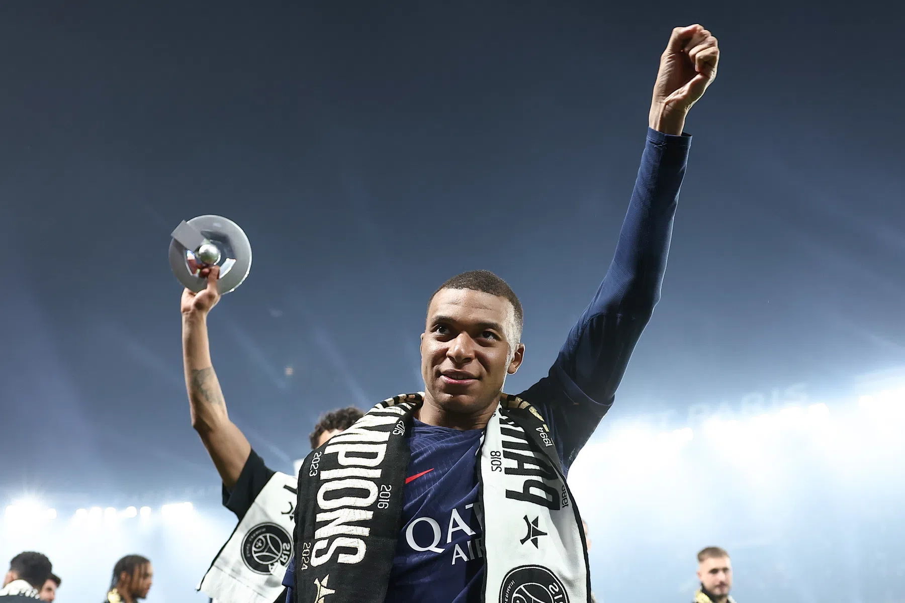 Emotionele Mbappé: 'Ik had mijn bloed gegeven om zo'n seizoen te spelen'