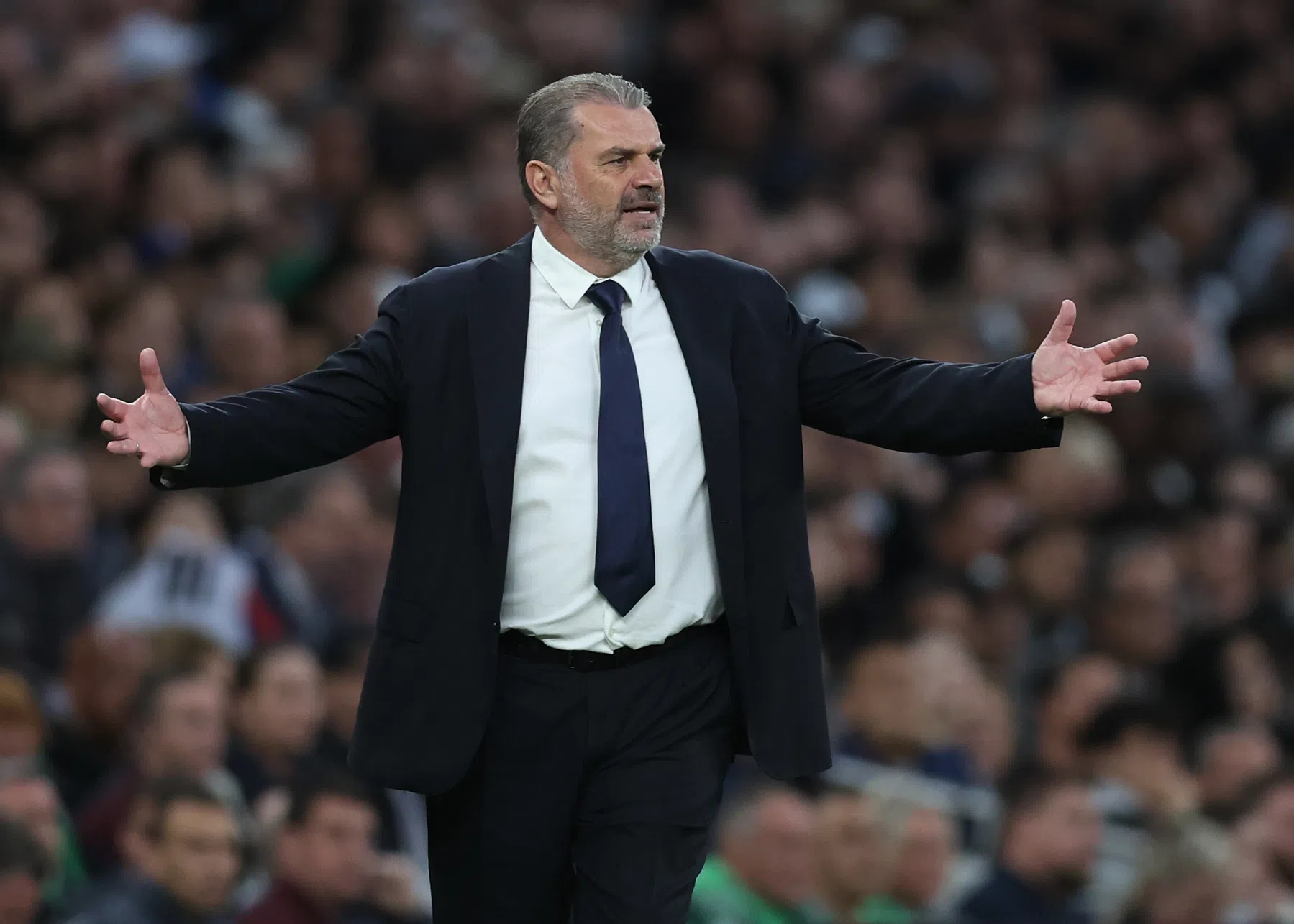 Postecoglou laat frustraties de vrije loop tegenover media en Spurs-fan